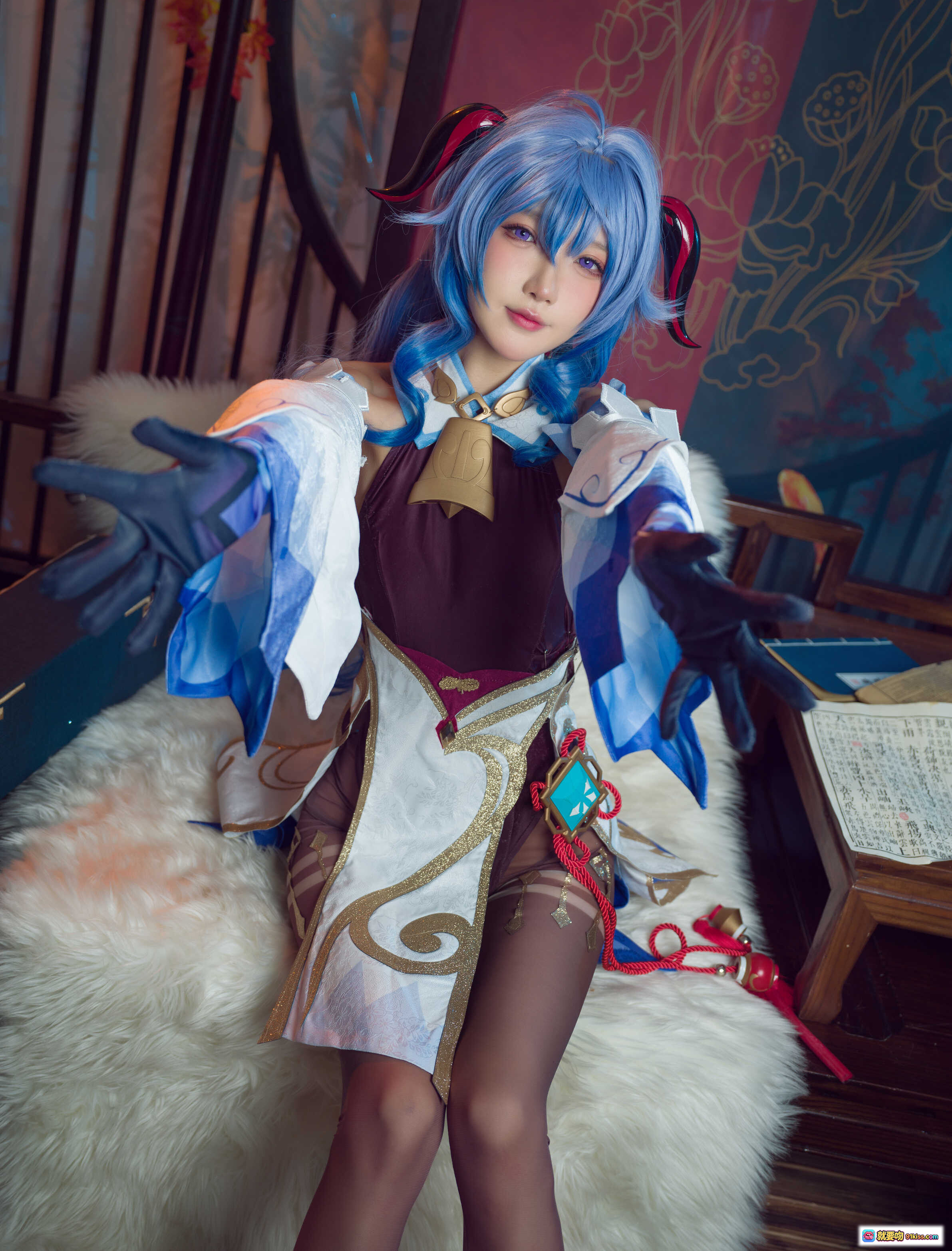 图片[2] - 阿包兔娘COS原神甘雨11月舰长限定造型蓝发双马尾古风坐姿30P高清图集 - 就要吻