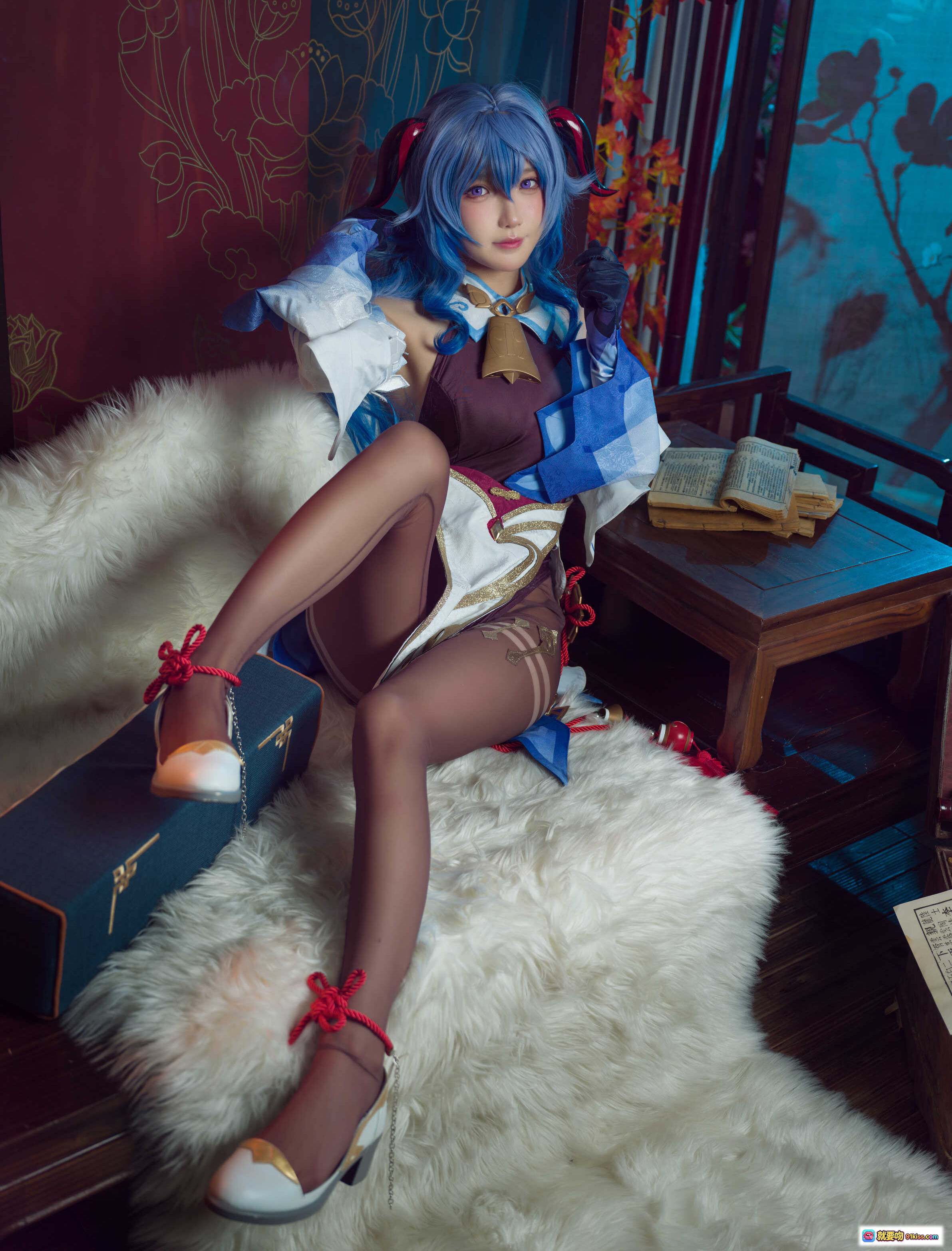 图片[3] - 阿包兔娘COS原神甘雨11月舰长限定造型蓝发双马尾古风坐姿30P高清图集 - 就要吻