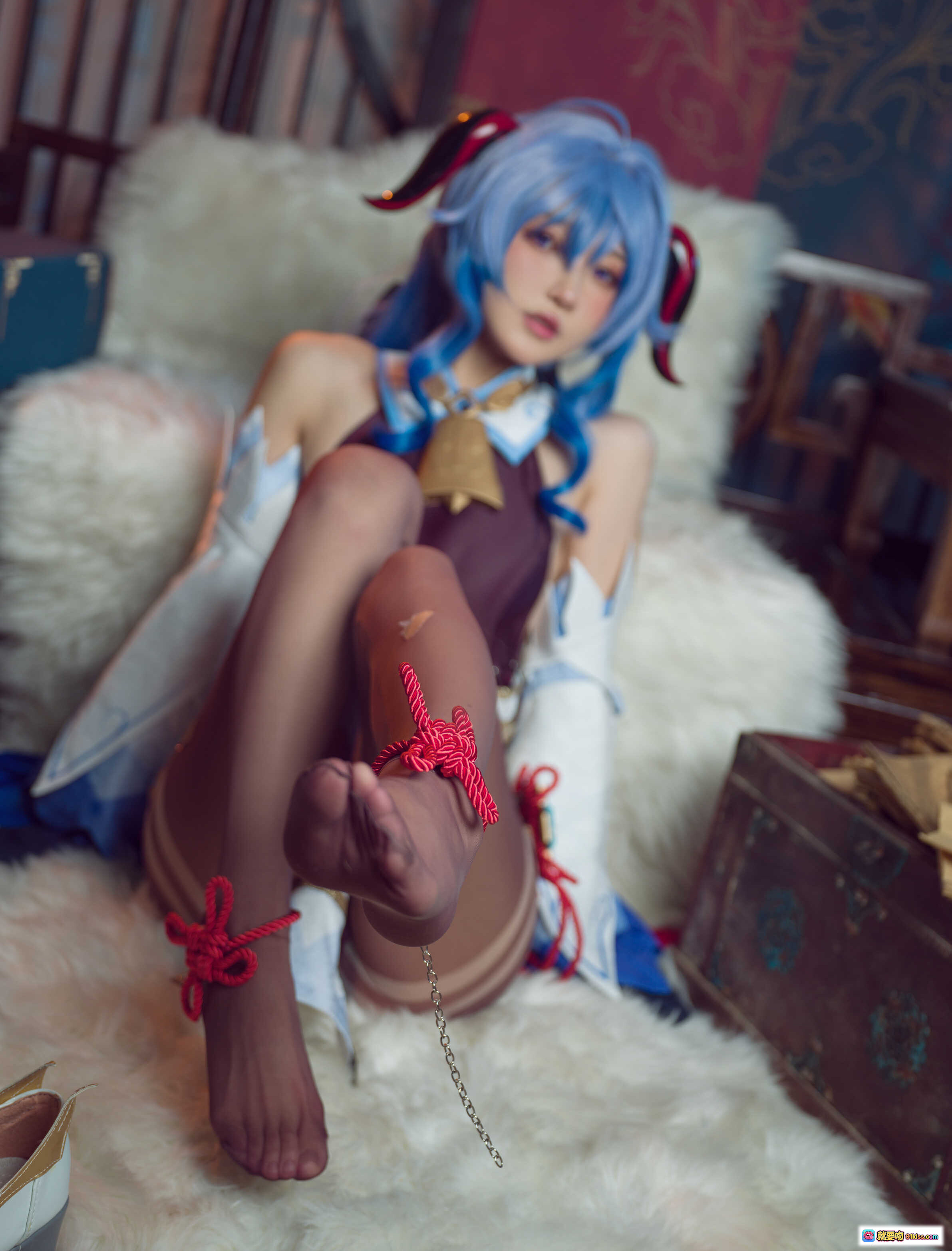 图片[9] - 阿包兔娘COS原神甘雨11月舰长限定造型蓝发双马尾古风坐姿30P高清图集 - 就要吻