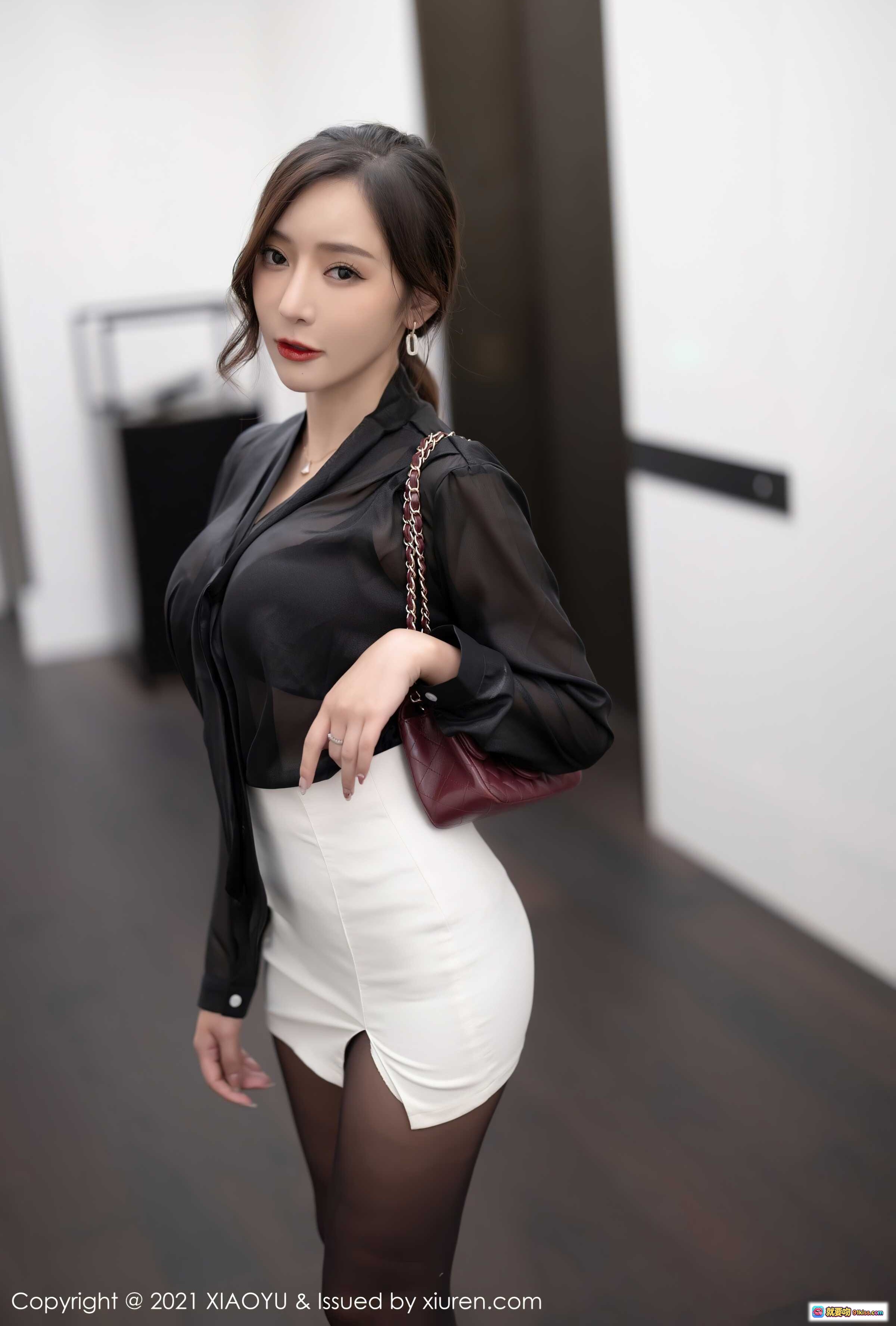图片[2] - 王馨瑶yanni黑丝美腿职场风写真 | 白裙黑衬衫高跟鞋优雅造型 | XIAOYU Vol.632高清图集 - 就要吻