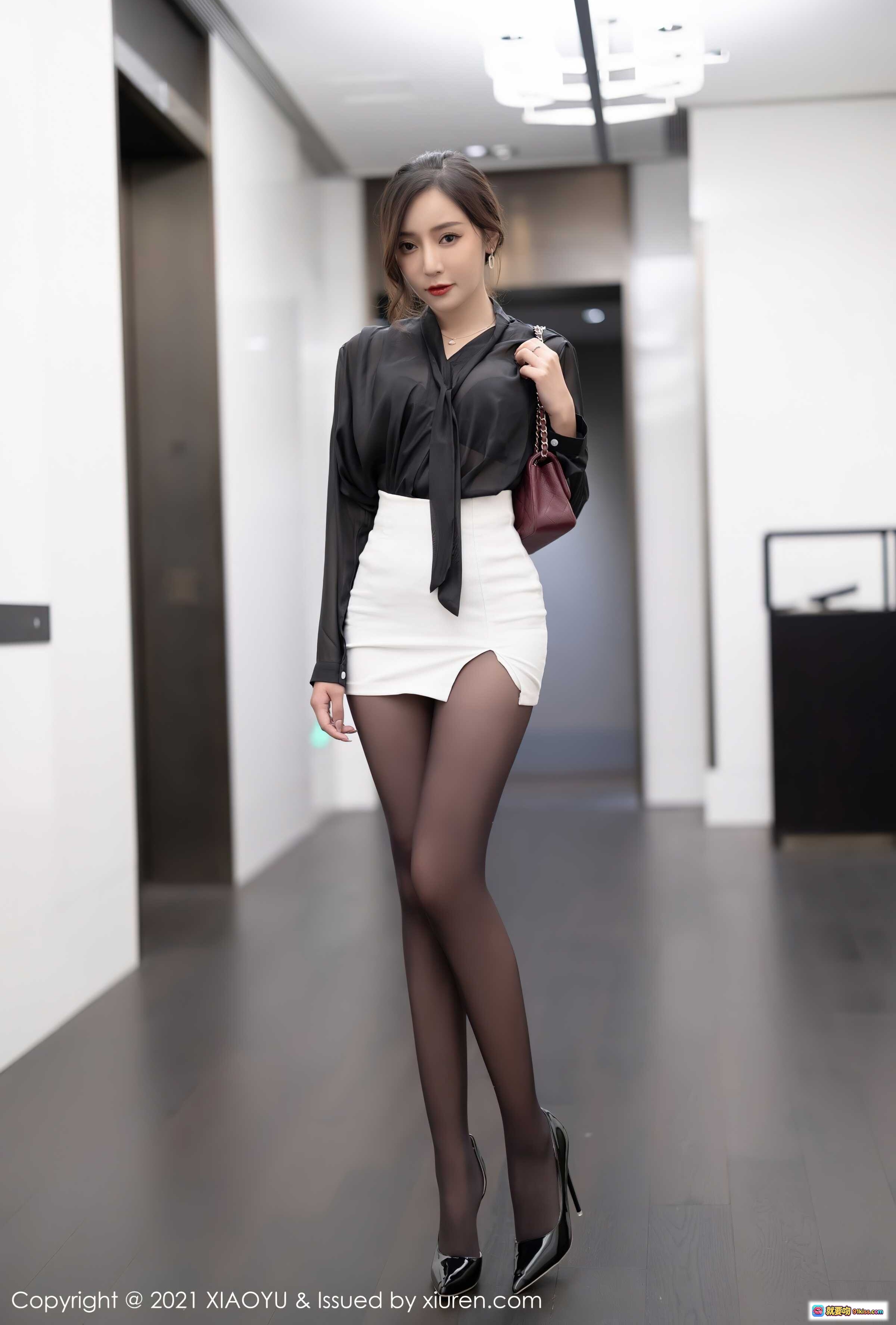 图片[1] - 王馨瑶yanni黑丝美腿职场风写真 | 白裙黑衬衫高跟鞋优雅造型 | XIAOYU Vol.632高清图集 - 就要吻