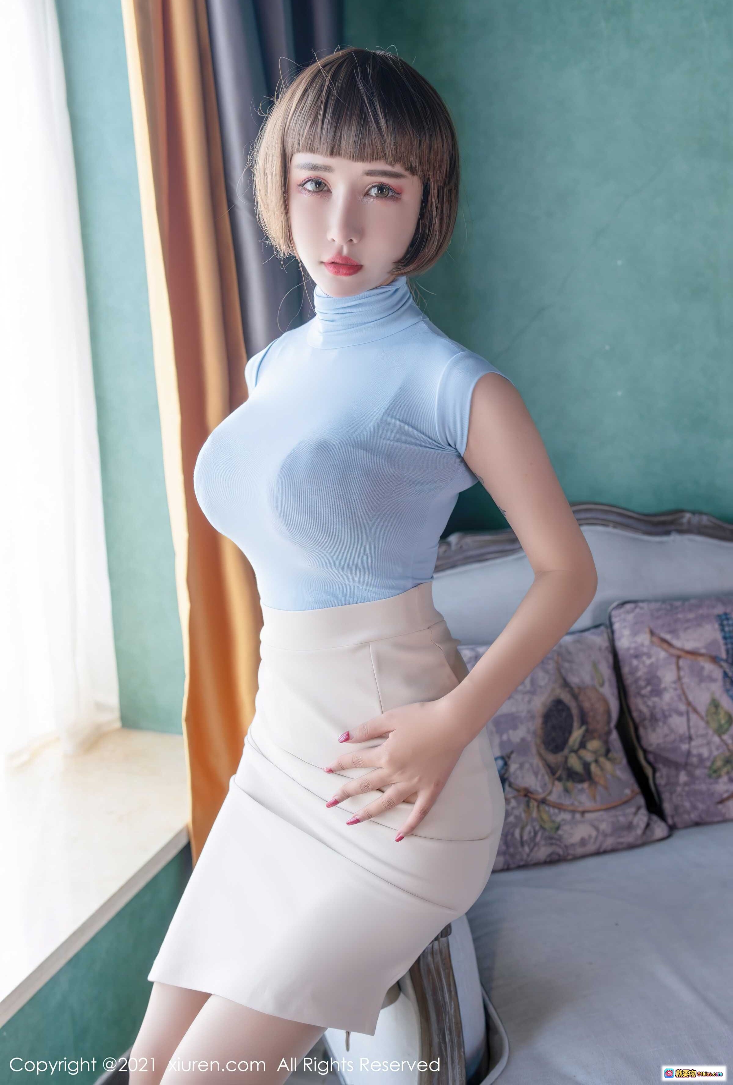 图片[1] - 夏沫沫性感写真 | 浅蓝高领上衣+米色包臀裙 | 秀人网2021.11.02 No.4150 | 窗边优雅姿势 | 短发齐刘海造型 - 就要吻