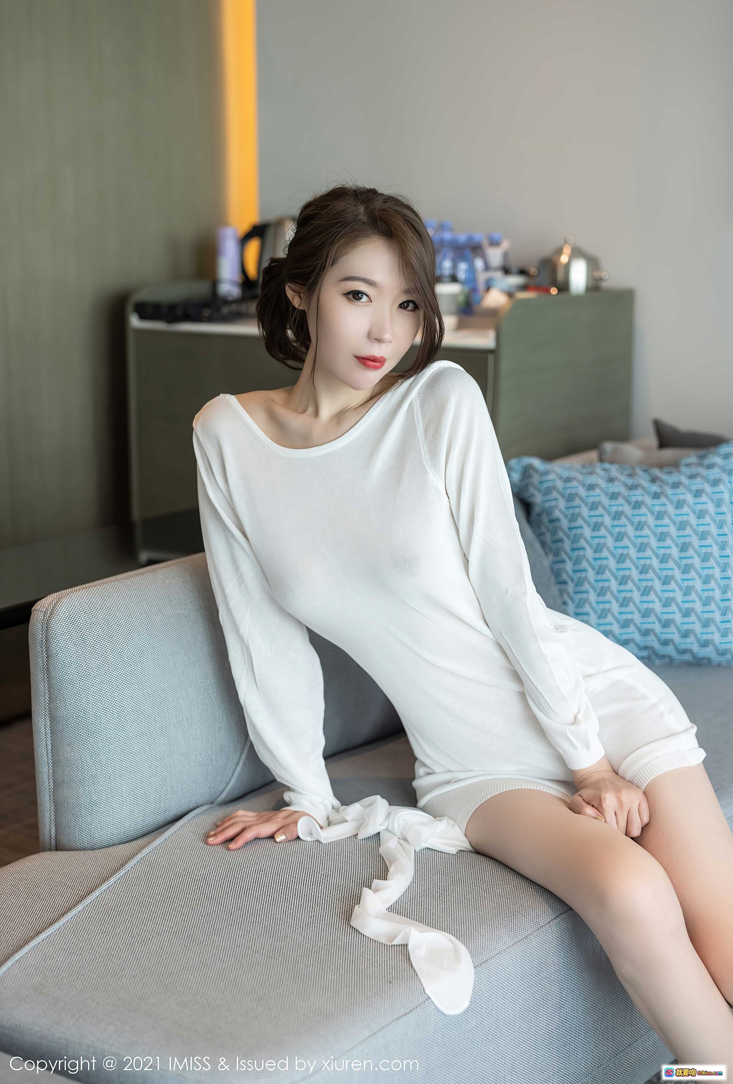 图片[5] - 梦心月白色长袖连衣裙居家写真 | IMISS VOL.628 2021.09.08 优雅坐姿沙发美腿特写 - 就要吻