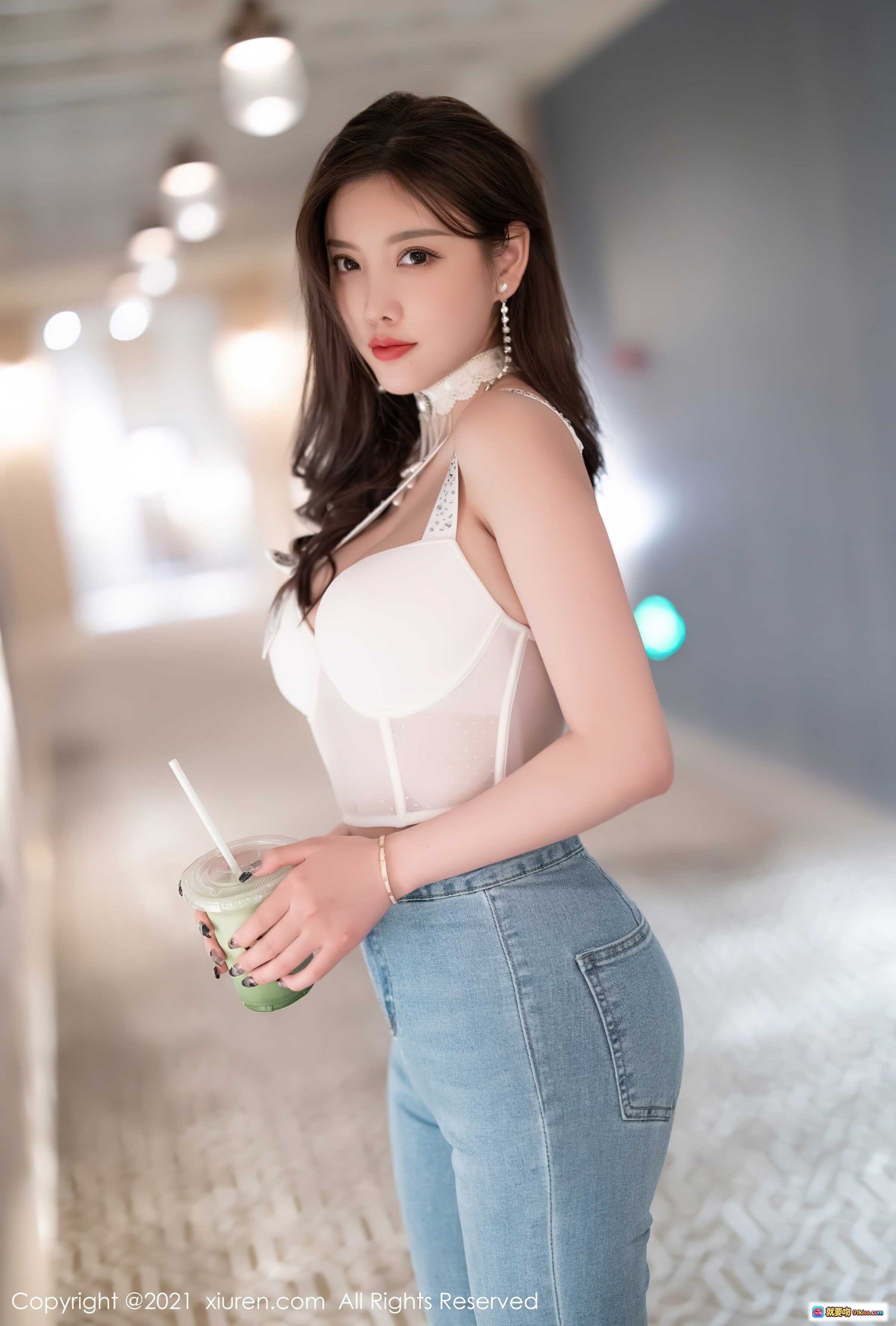 图片[3] - 杨晨晨Yome优雅走廊写真｜白色透视上衣+高腰开叉牛仔裤+白色高跟鞋｜秀人网2021精选美图 - 就要吻