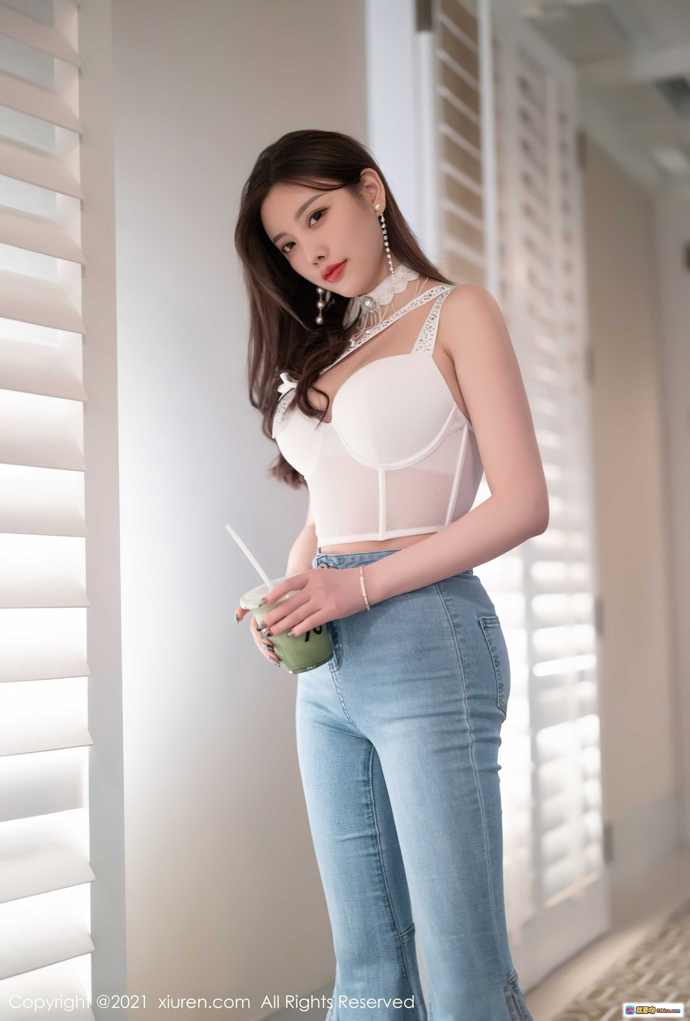 图片[2] - 杨晨晨Yome优雅走廊写真｜白色透视上衣+高腰开叉牛仔裤+白色高跟鞋｜秀人网2021精选美图 - 就要吻