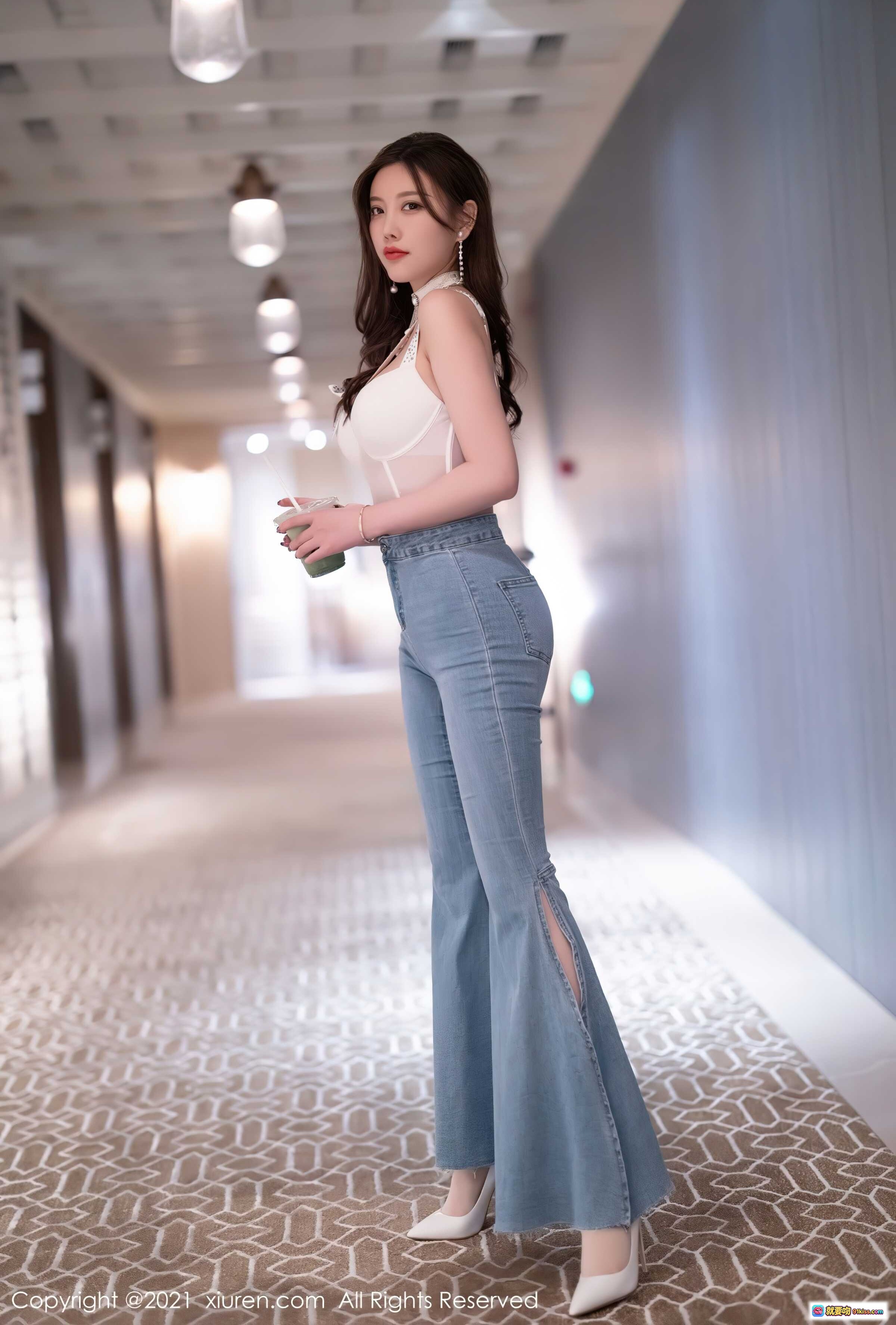 图片[1] - 杨晨晨Yome优雅走廊写真｜白色透视上衣+高腰开叉牛仔裤+白色高跟鞋｜秀人网2021精选美图 - 就要吻