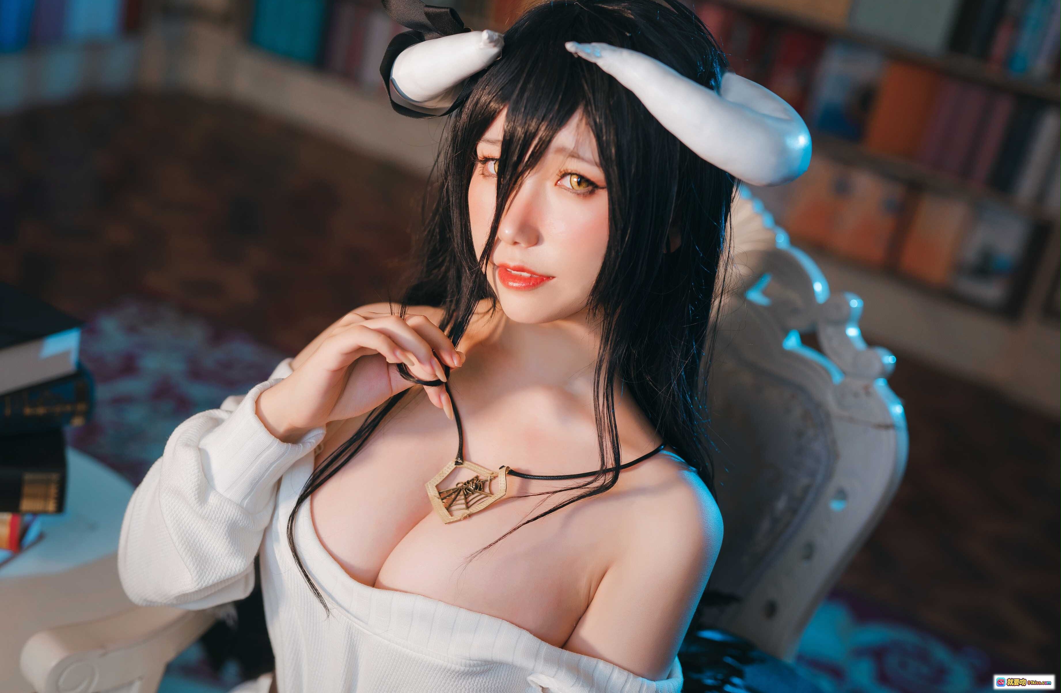 图片[8] - 芋圆侑子NO.022雅儿贝德私服Cosplay写真 | 白色露肩上衣+黑色蕾丝长袜+恶魔角+书架背景+华丽座椅+精致妆容+哥特风造型 - 就要吻