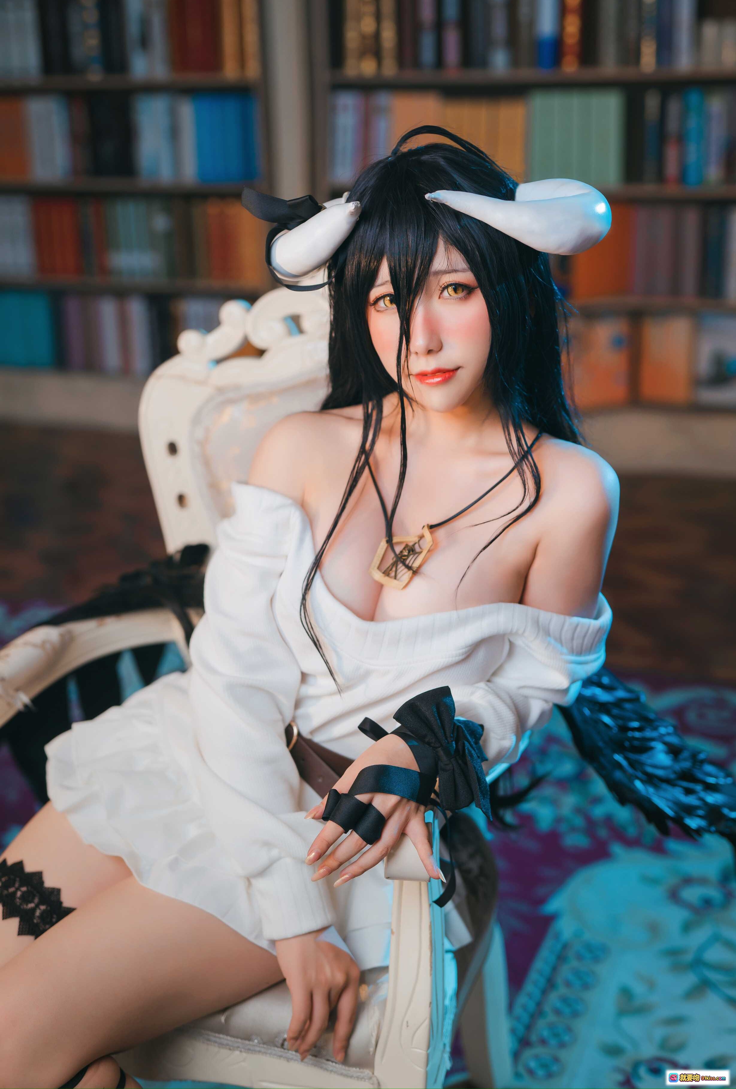 图片[10] - 芋圆侑子NO.022雅儿贝德私服Cosplay写真 | 白色露肩上衣+黑色蕾丝长袜+恶魔角+书架背景+华丽座椅+精致妆容+哥特风造型 - 就要吻