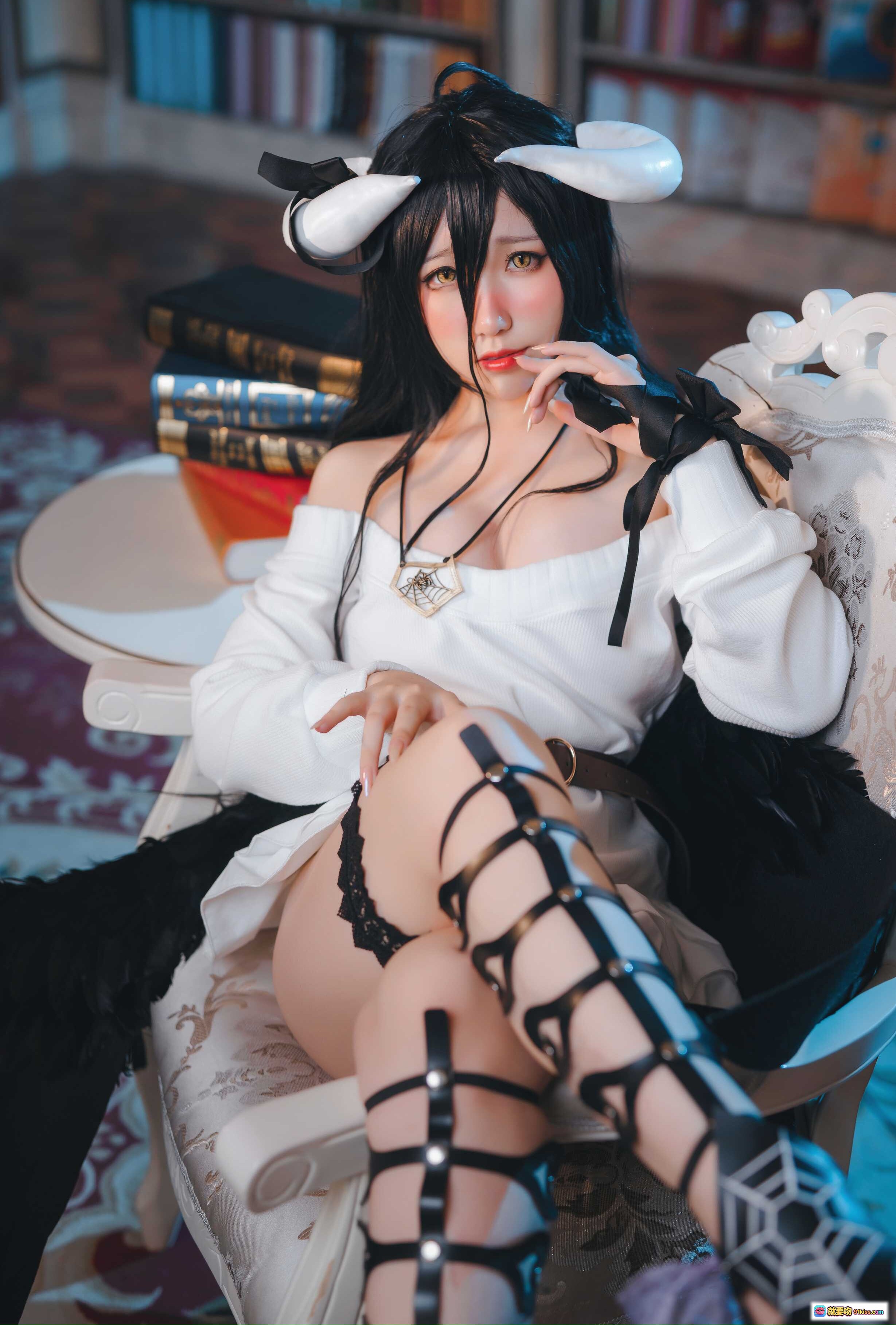 图片[7] - 芋圆侑子NO.022雅儿贝德私服Cosplay写真 | 白色露肩上衣+黑色蕾丝长袜+恶魔角+书架背景+华丽座椅+精致妆容+哥特风造型 - 就要吻