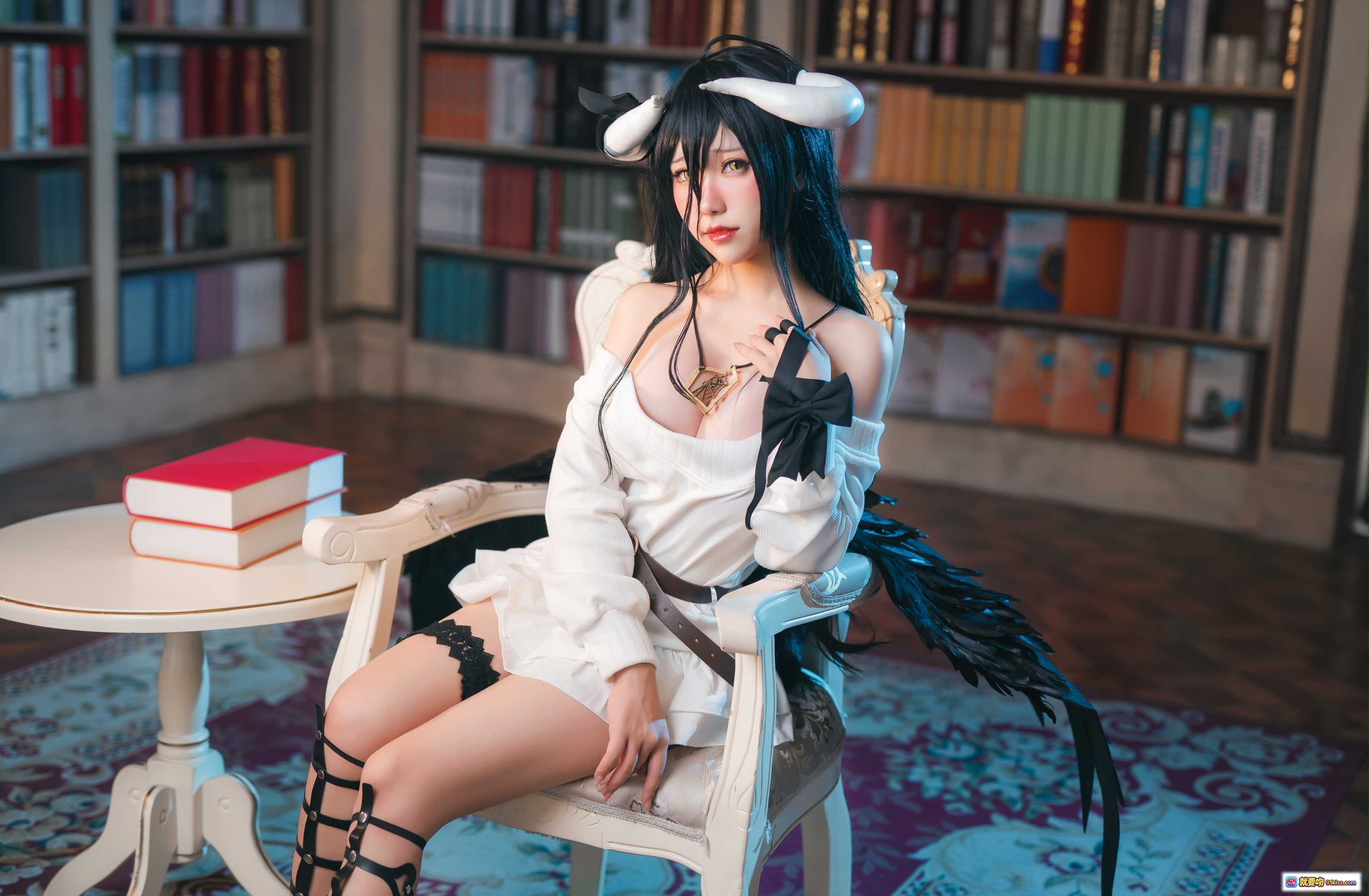 图片[3] - 芋圆侑子NO.022雅儿贝德私服Cosplay写真 | 白色露肩上衣+黑色蕾丝长袜+恶魔角+书架背景+华丽座椅+精致妆容+哥特风造型 - 就要吻
