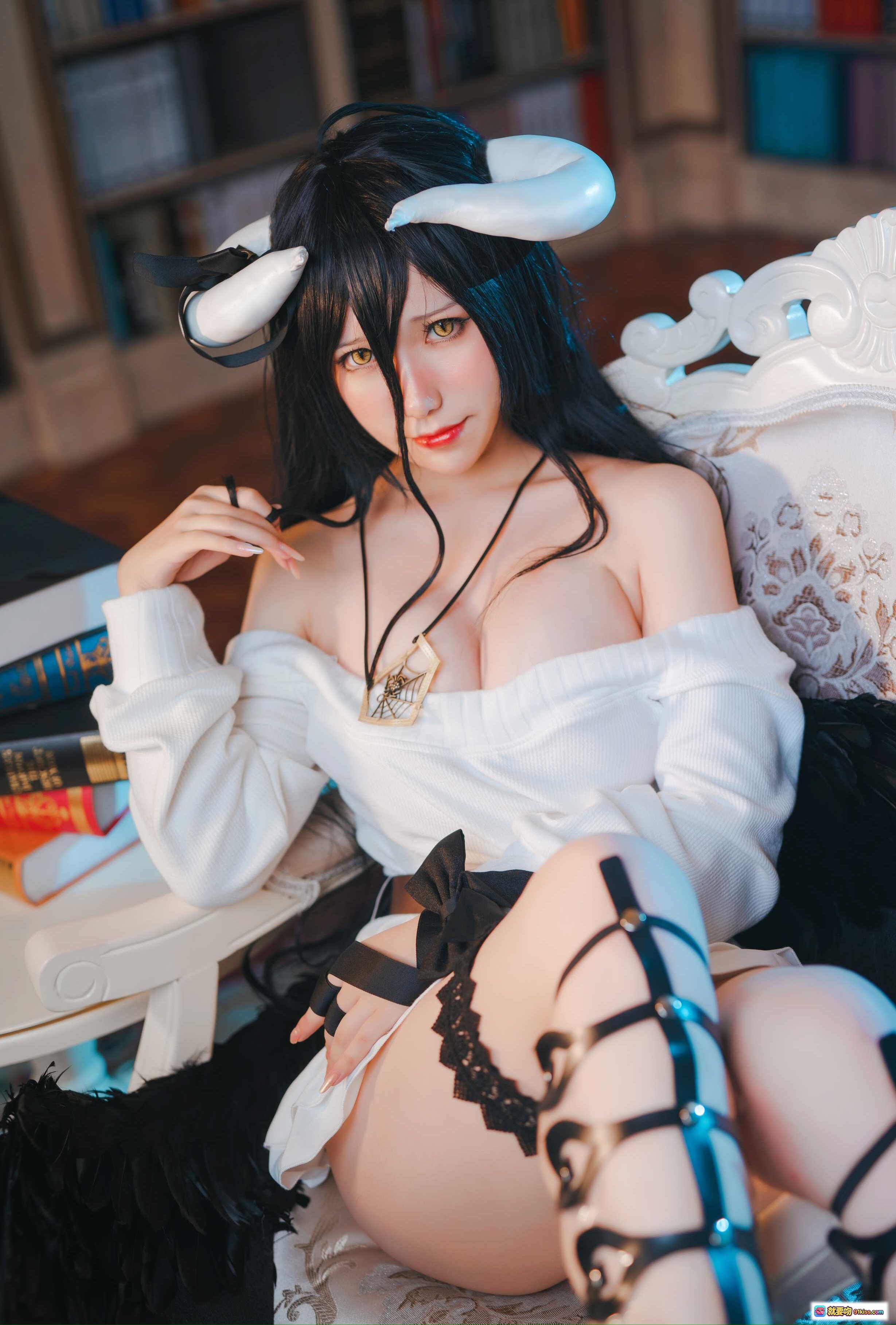图片[6] - 芋圆侑子NO.022雅儿贝德私服Cosplay写真 | 白色露肩上衣+黑色蕾丝长袜+恶魔角+书架背景+华丽座椅+精致妆容+哥特风造型 - 就要吻