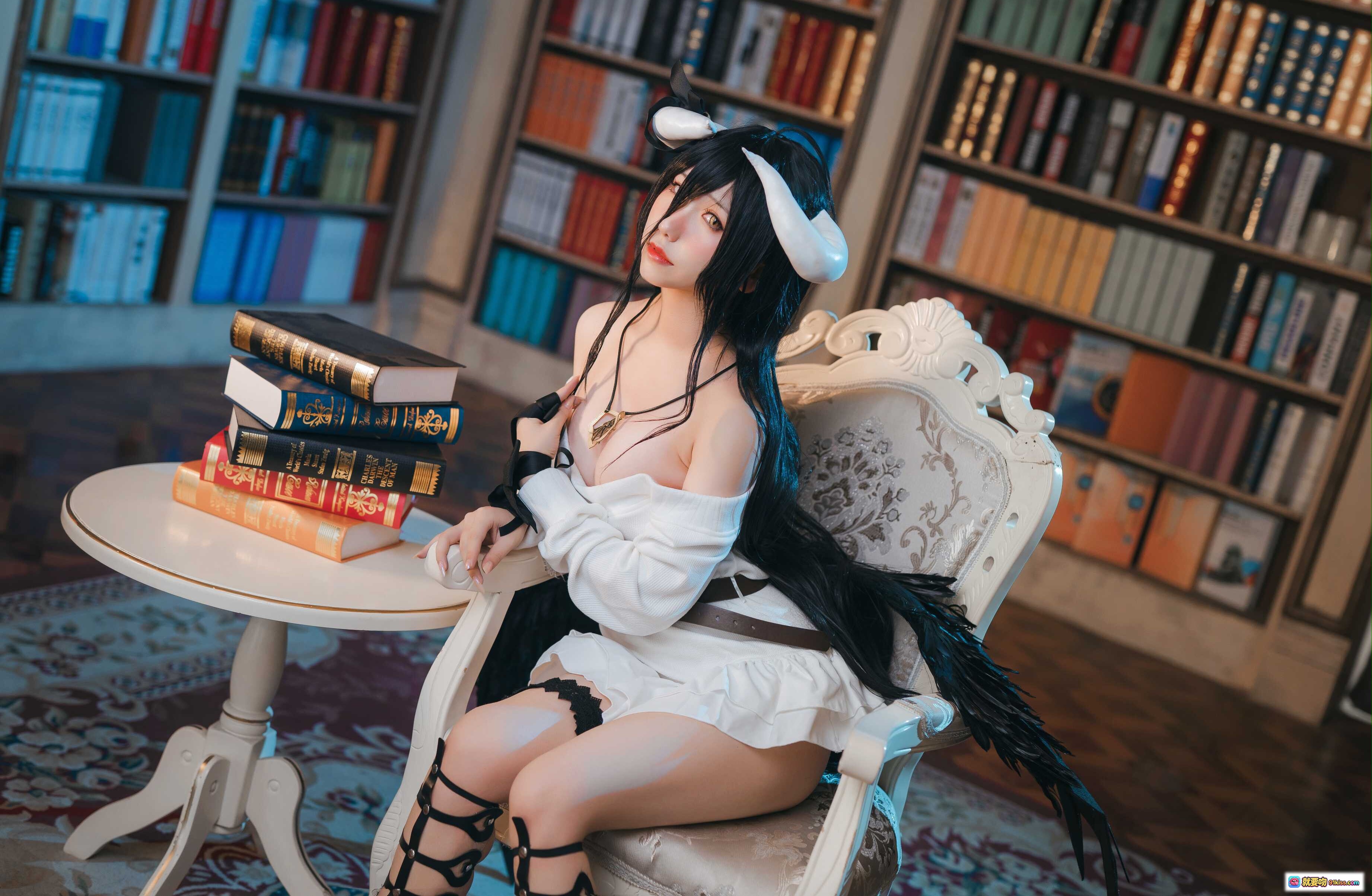 图片[9] - 芋圆侑子NO.022雅儿贝德私服Cosplay写真 | 白色露肩上衣+黑色蕾丝长袜+恶魔角+书架背景+华丽座椅+精致妆容+哥特风造型 - 就要吻