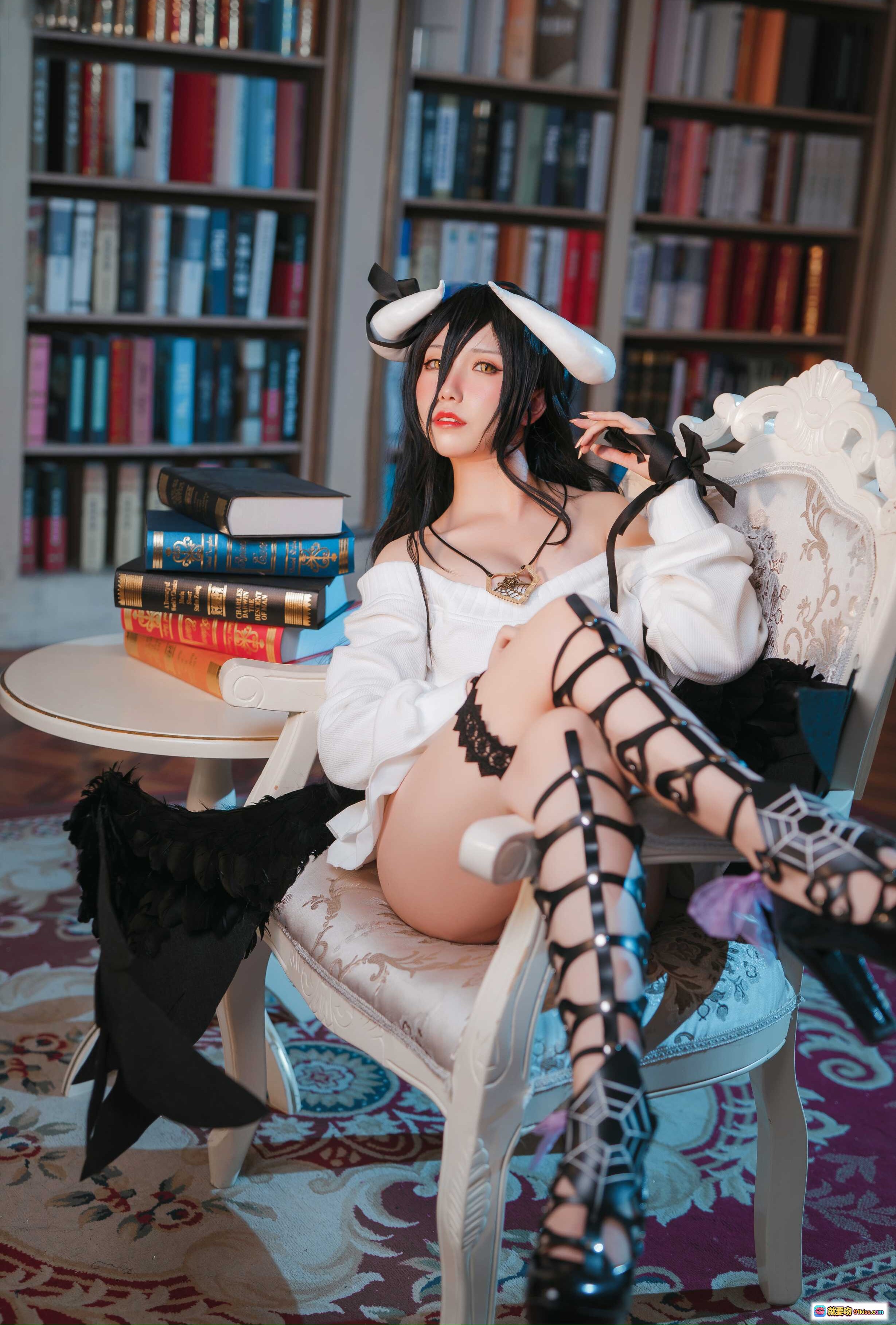 图片[1] - 芋圆侑子NO.022雅儿贝德私服Cosplay写真 | 白色露肩上衣+黑色蕾丝长袜+恶魔角+书架背景+华丽座椅+精致妆容+哥特风造型 - 就要吻