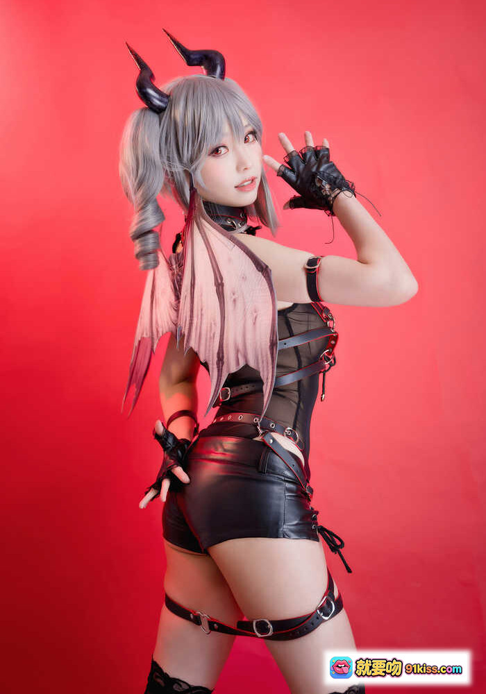 图片[1] - ElyEE子 NO.073 原創惡魔Cosplay｜銀髮雙馬尾+黑角+粉翼+皮質束腰短裙+蕾絲手套+紅背景寫真 - 就要吻