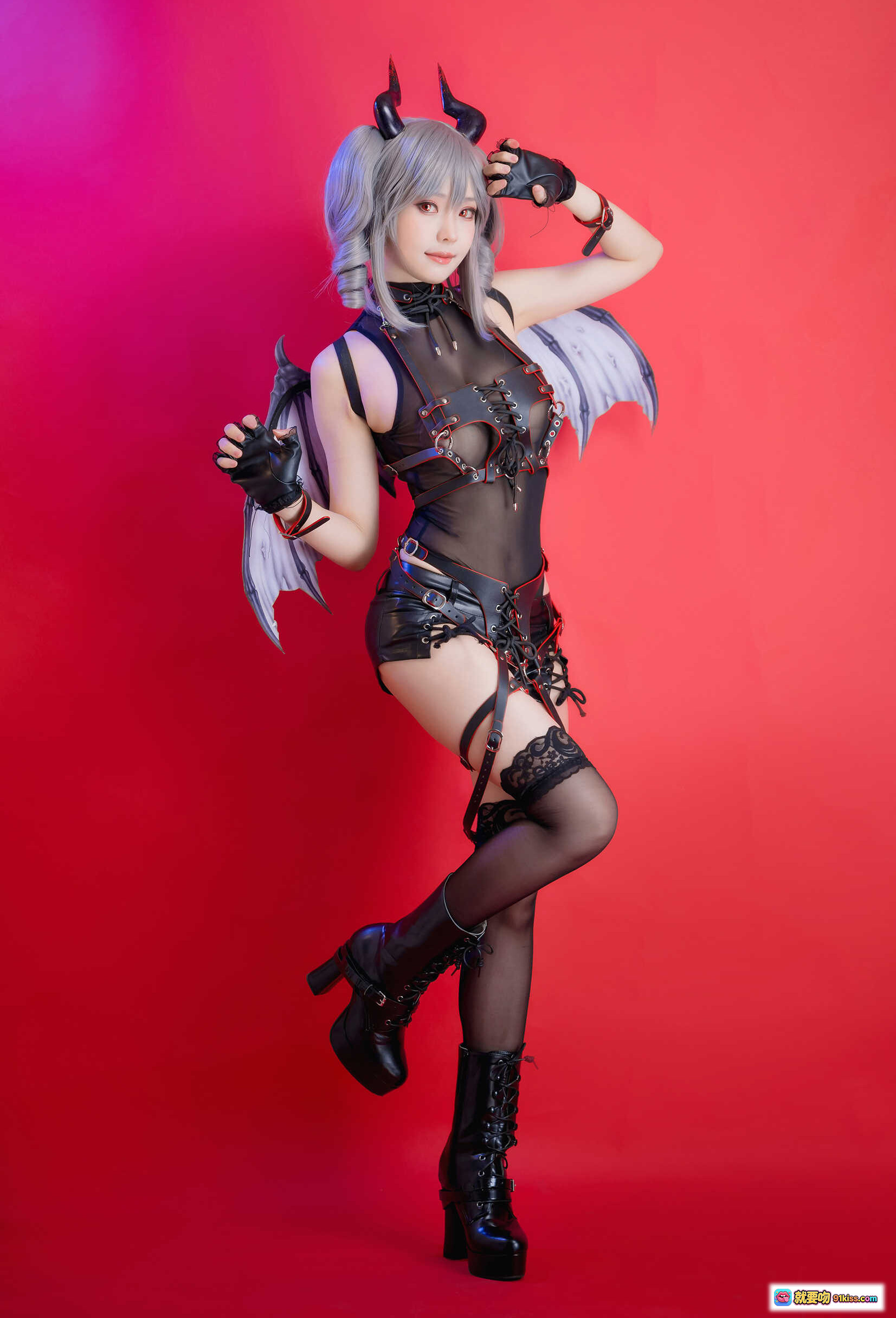 图片[3] - ElyEE子 NO.073 原創惡魔Cosplay｜銀髮雙馬尾+黑角+粉翼+皮質束腰短裙+蕾絲手套+紅背景寫真 - 就要吻