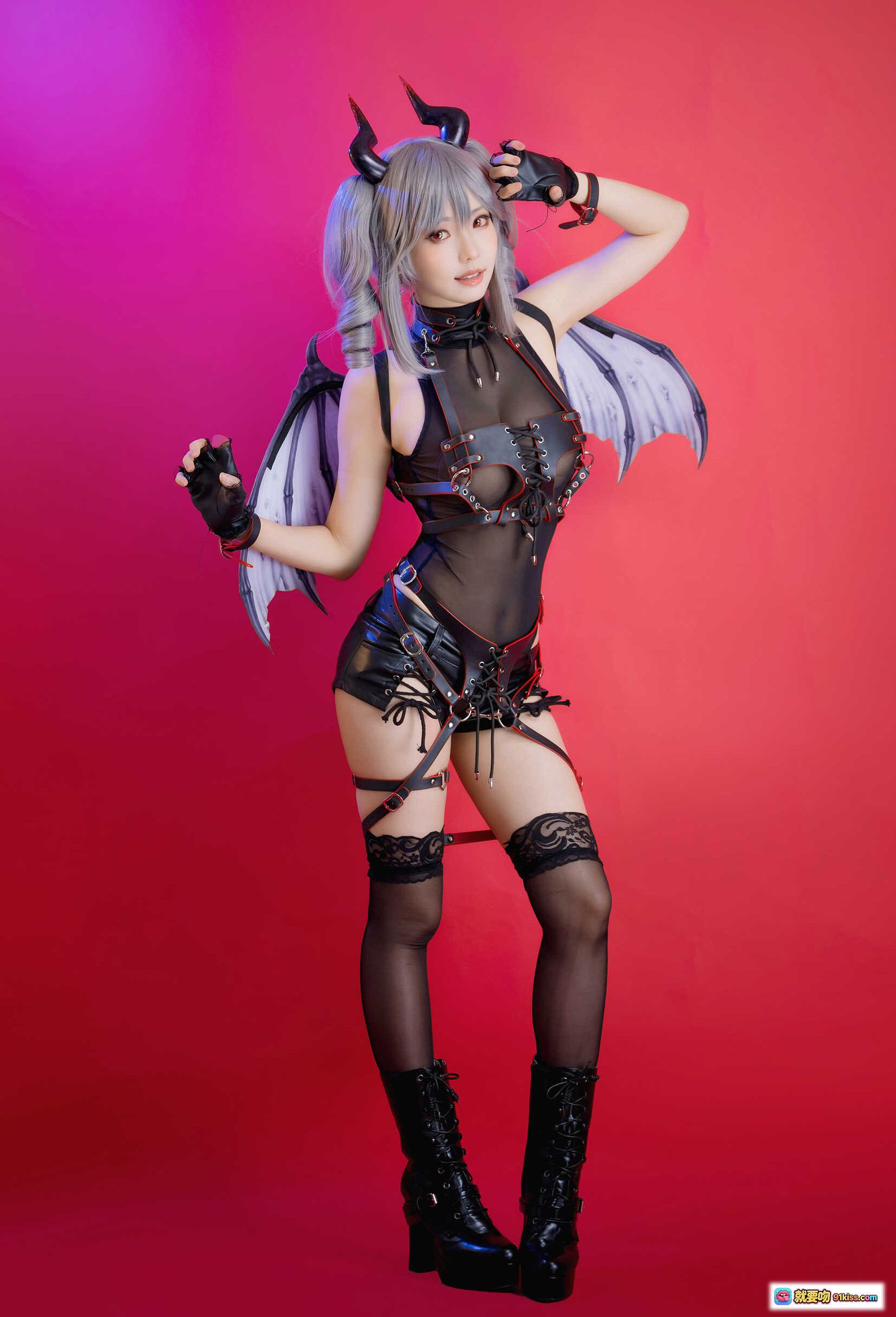 图片[2] - ElyEE子 NO.073 原創惡魔Cosplay｜銀髮雙馬尾+黑角+粉翼+皮質束腰短裙+蕾絲手套+紅背景寫真 - 就要吻