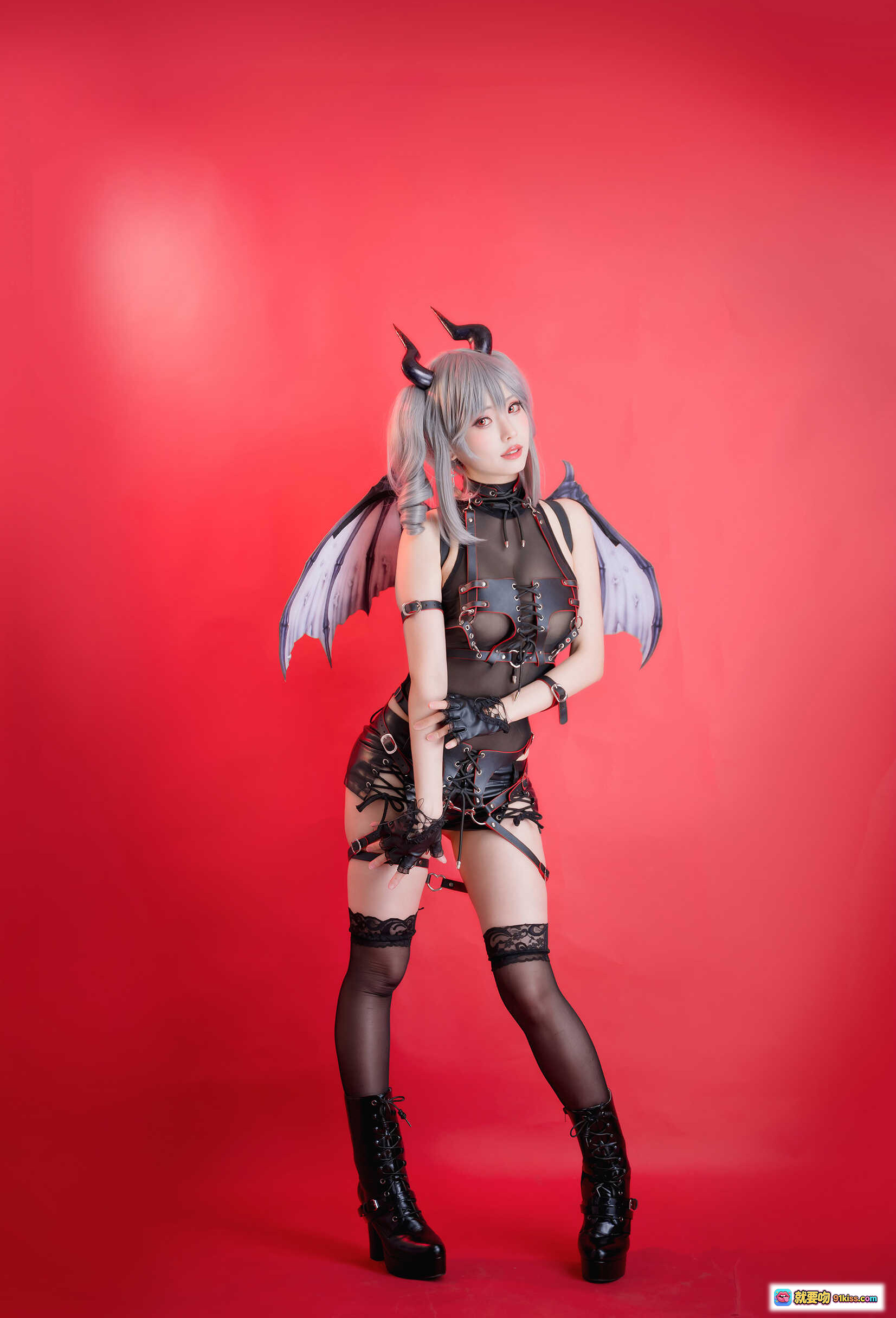 图片[9] - ElyEE子 NO.073 原創惡魔Cosplay｜銀髮雙馬尾+黑角+粉翼+皮質束腰短裙+蕾絲手套+紅背景寫真 - 就要吻