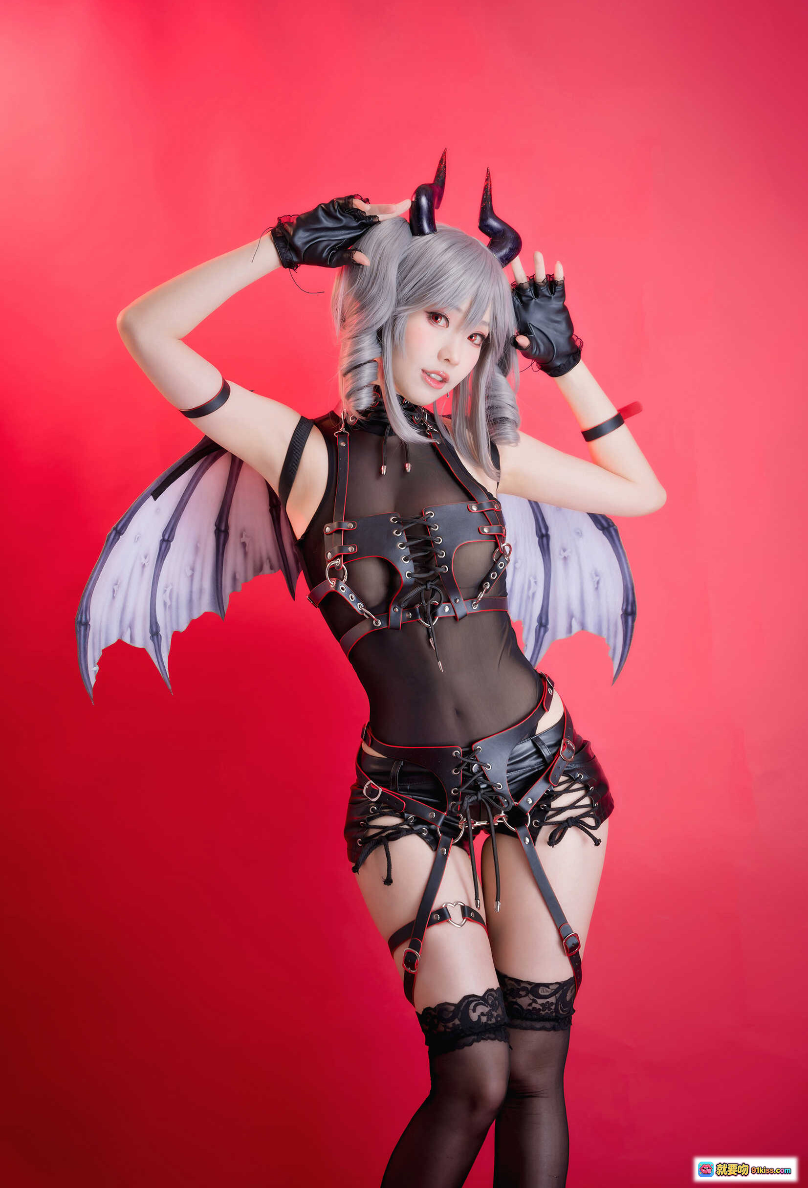 图片[6] - ElyEE子 NO.073 原創惡魔Cosplay｜銀髮雙馬尾+黑角+粉翼+皮質束腰短裙+蕾絲手套+紅背景寫真 - 就要吻