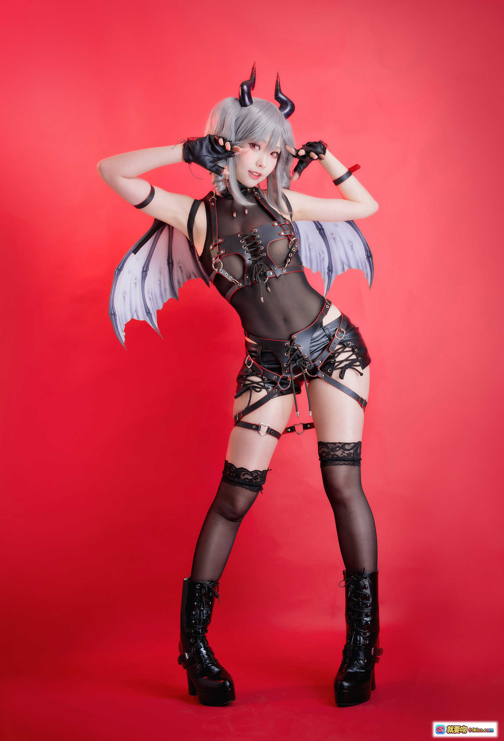 图片[10] - ElyEE子 NO.073 原創惡魔Cosplay｜銀髮雙馬尾+黑角+粉翼+皮質束腰短裙+蕾絲手套+紅背景寫真 - 就要吻