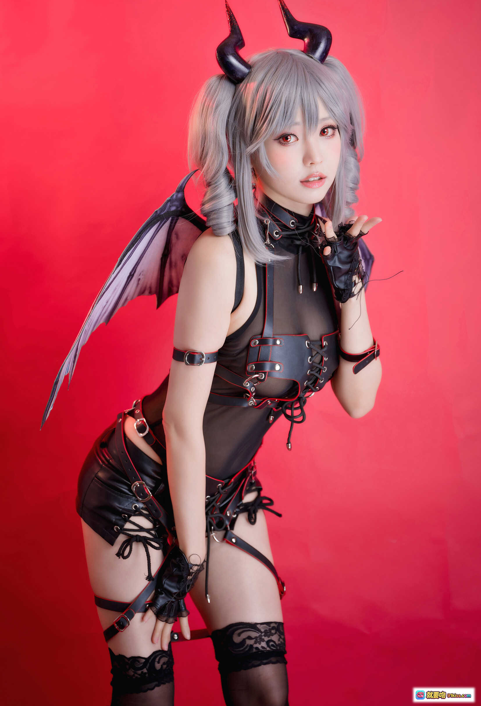 图片[4] - ElyEE子 NO.073 原創惡魔Cosplay｜銀髮雙馬尾+黑角+粉翼+皮質束腰短裙+蕾絲手套+紅背景寫真 - 就要吻