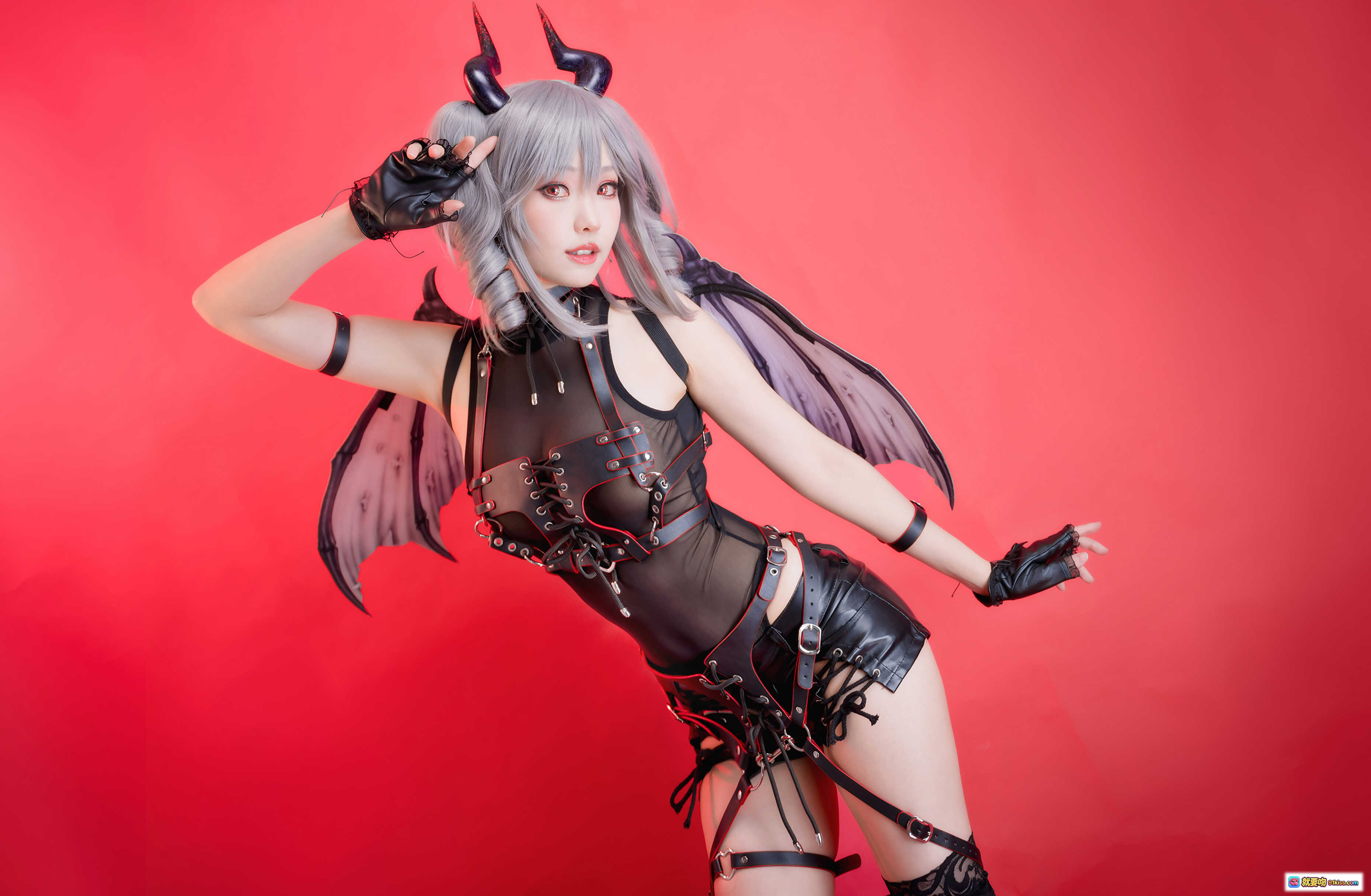 图片[7] - ElyEE子 NO.073 原創惡魔Cosplay｜銀髮雙馬尾+黑角+粉翼+皮質束腰短裙+蕾絲手套+紅背景寫真 - 就要吻
