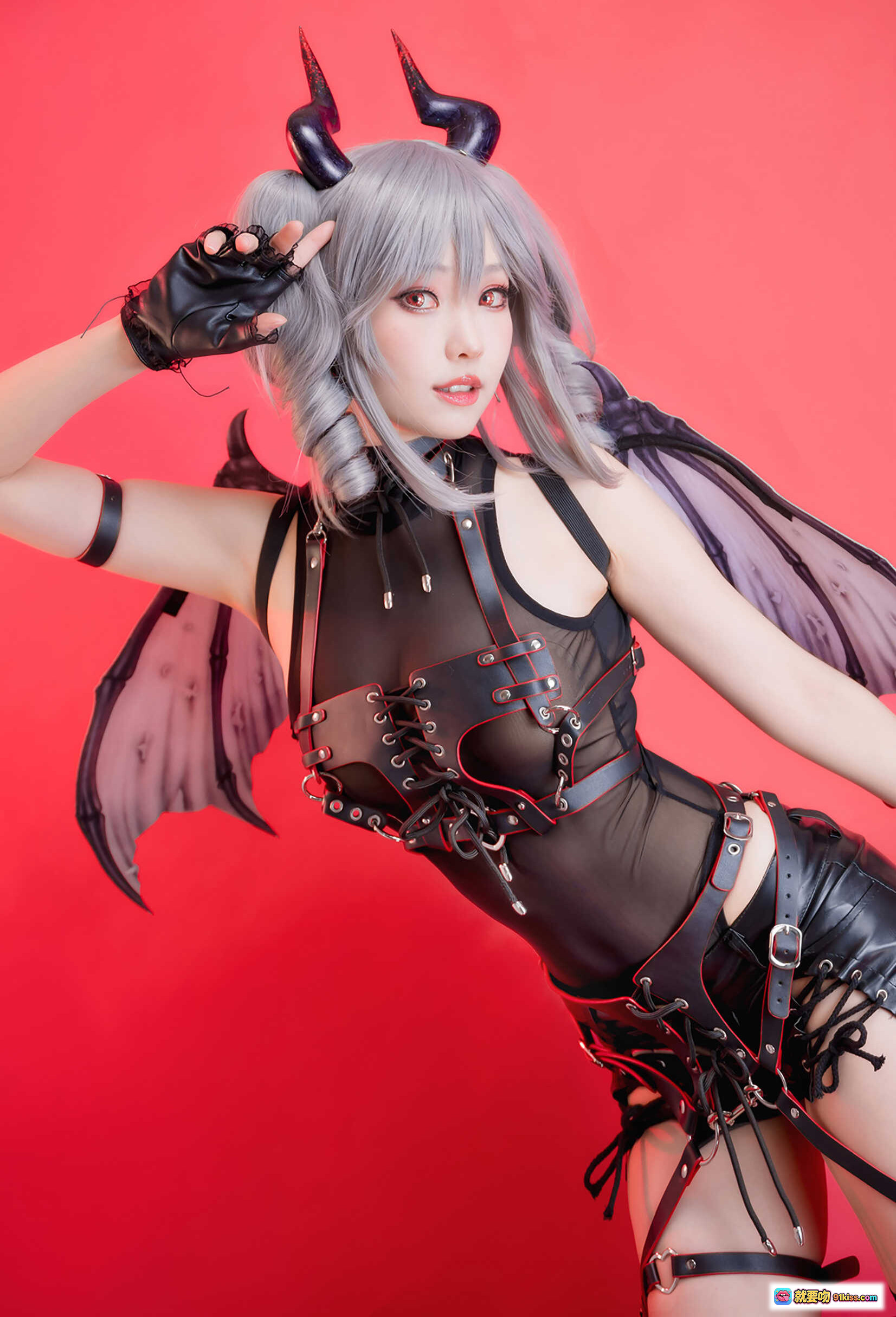 图片[8] - ElyEE子 NO.073 原創惡魔Cosplay｜銀髮雙馬尾+黑角+粉翼+皮質束腰短裙+蕾絲手套+紅背景寫真 - 就要吻