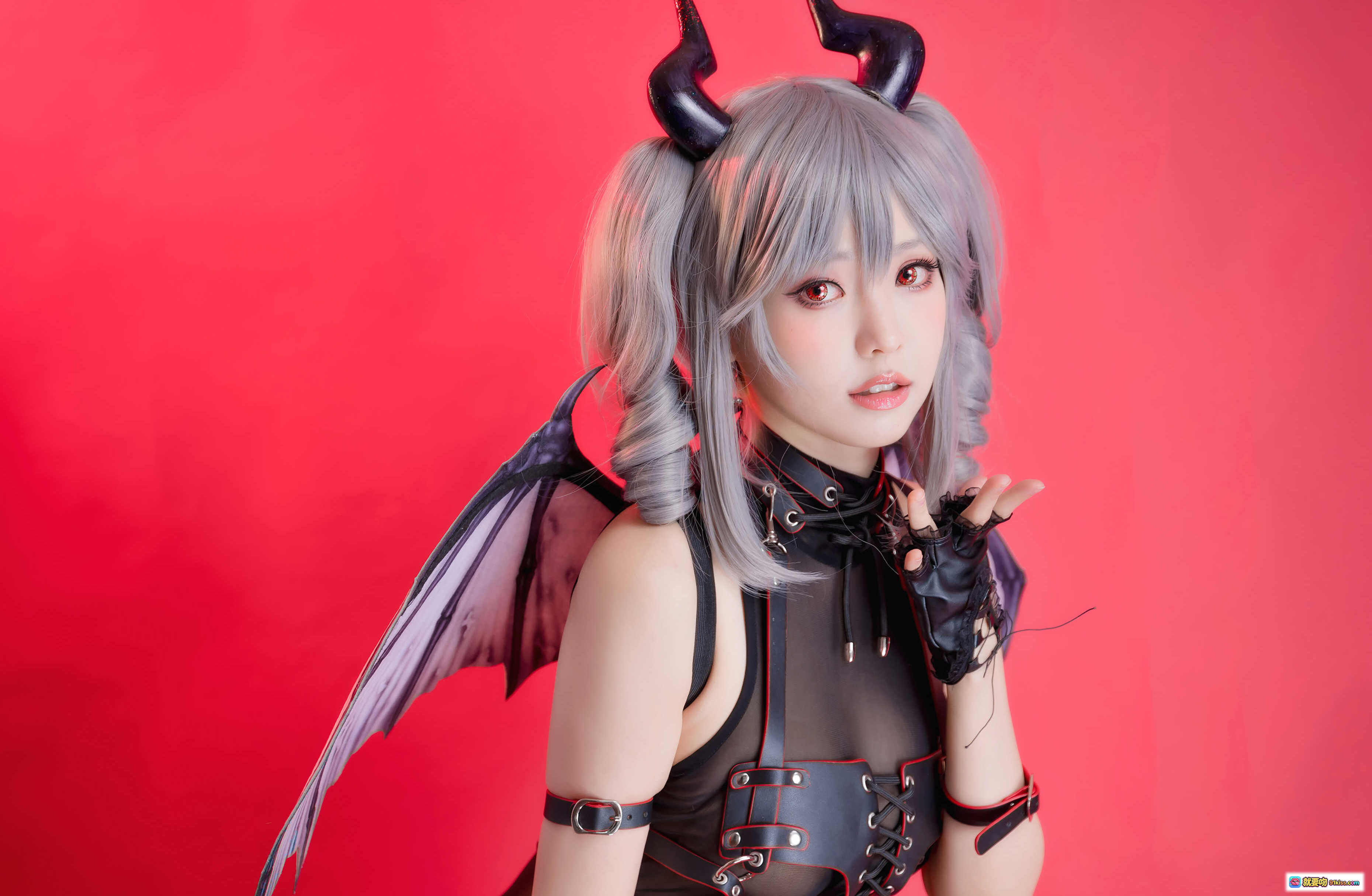 图片[5] - ElyEE子 NO.073 原創惡魔Cosplay｜銀髮雙馬尾+黑角+粉翼+皮質束腰短裙+蕾絲手套+紅背景寫真 - 就要吻