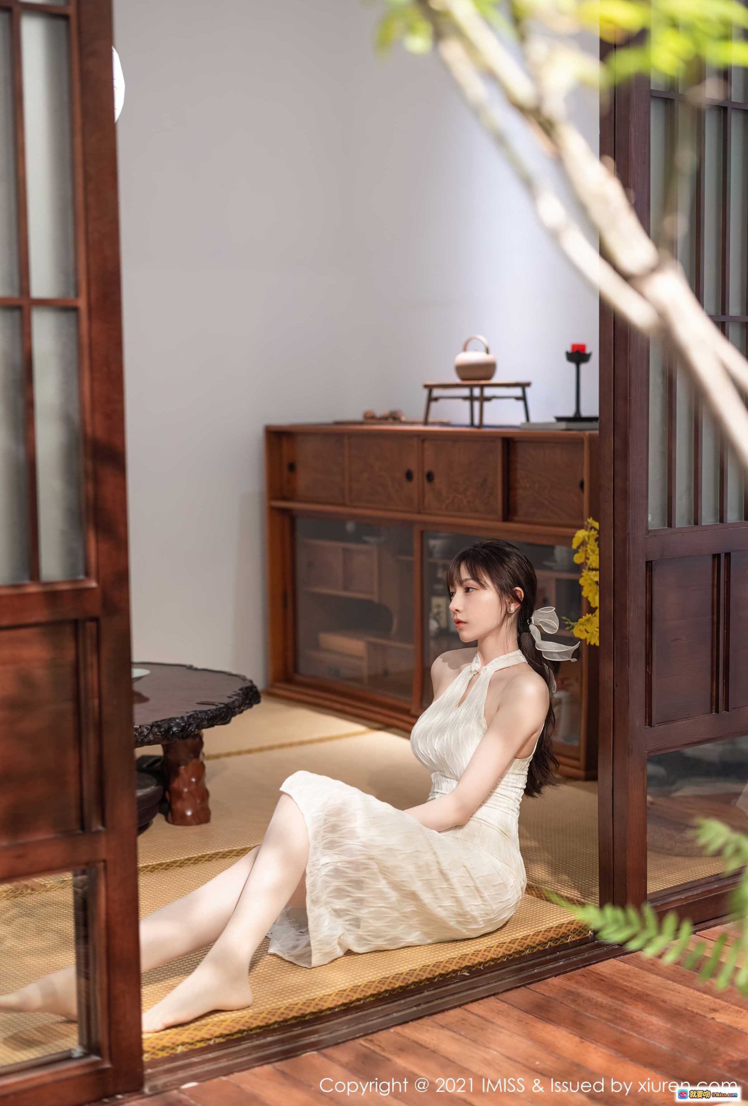 图片[7] - Lynn刘奕宁2021新照 白色旗袍裙高开叉 日式庭院写真 清新优雅 美腿裸足 东方美人风范 - 就要吻