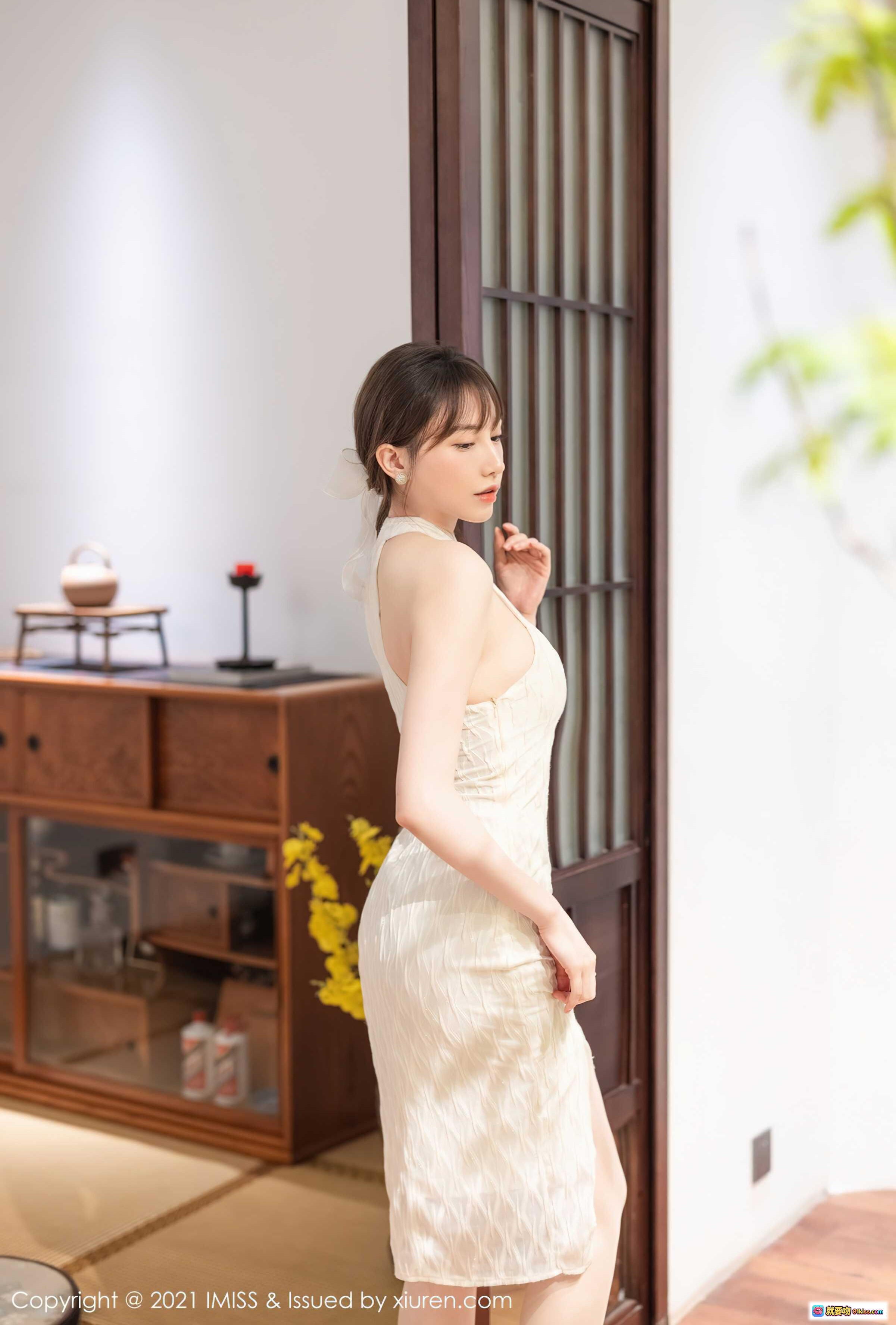 图片[2] - Lynn刘奕宁2021新照 白色旗袍裙高开叉 日式庭院写真 清新优雅 美腿裸足 东方美人风范 - 就要吻