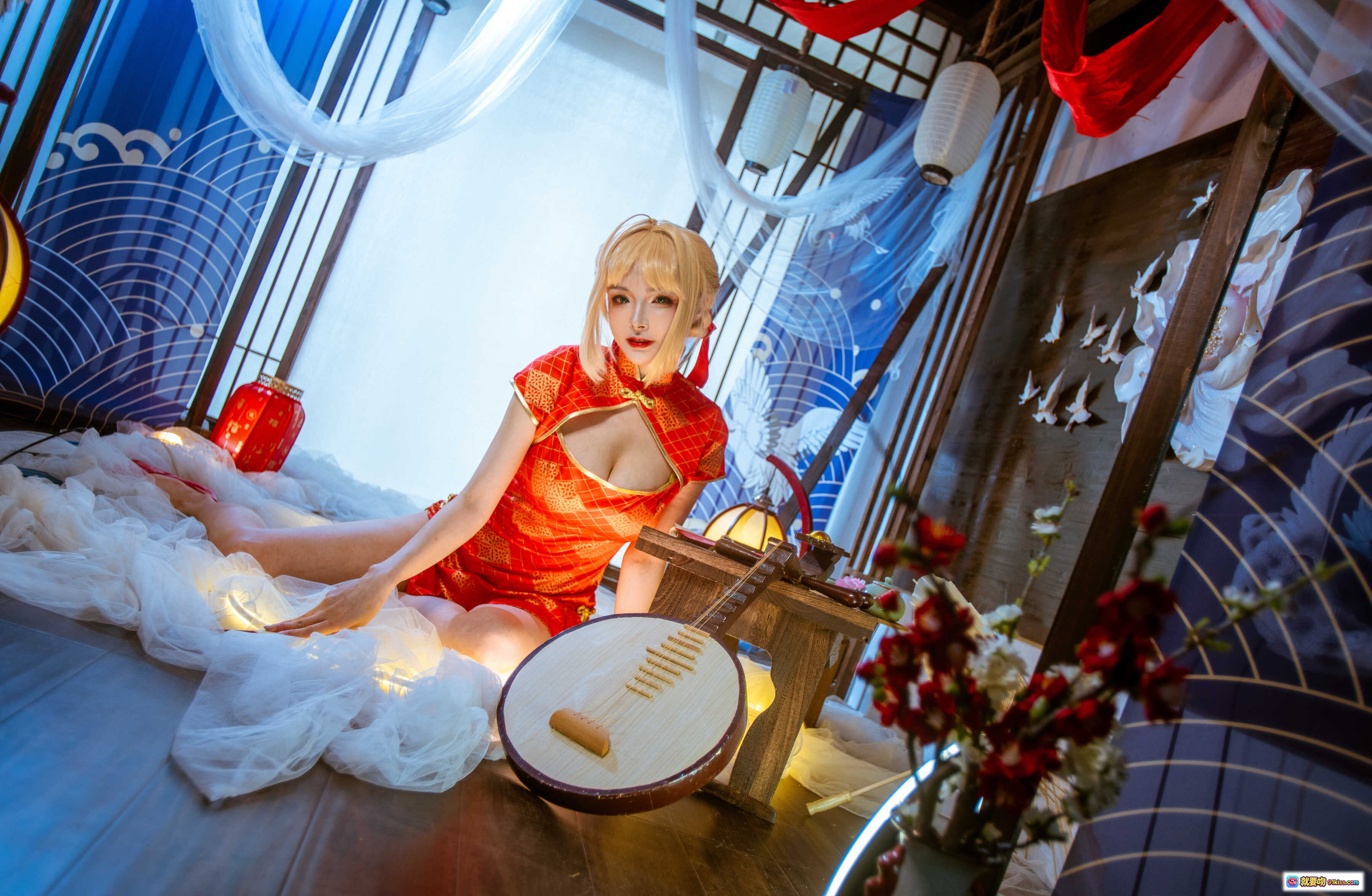 图片[1] - 秋和柯基NO.021尼禄旗袍写真·红裙古风美少女·琵琶道具·日式和风场景·柔光氛围感·12P高清图集 - 就要吻