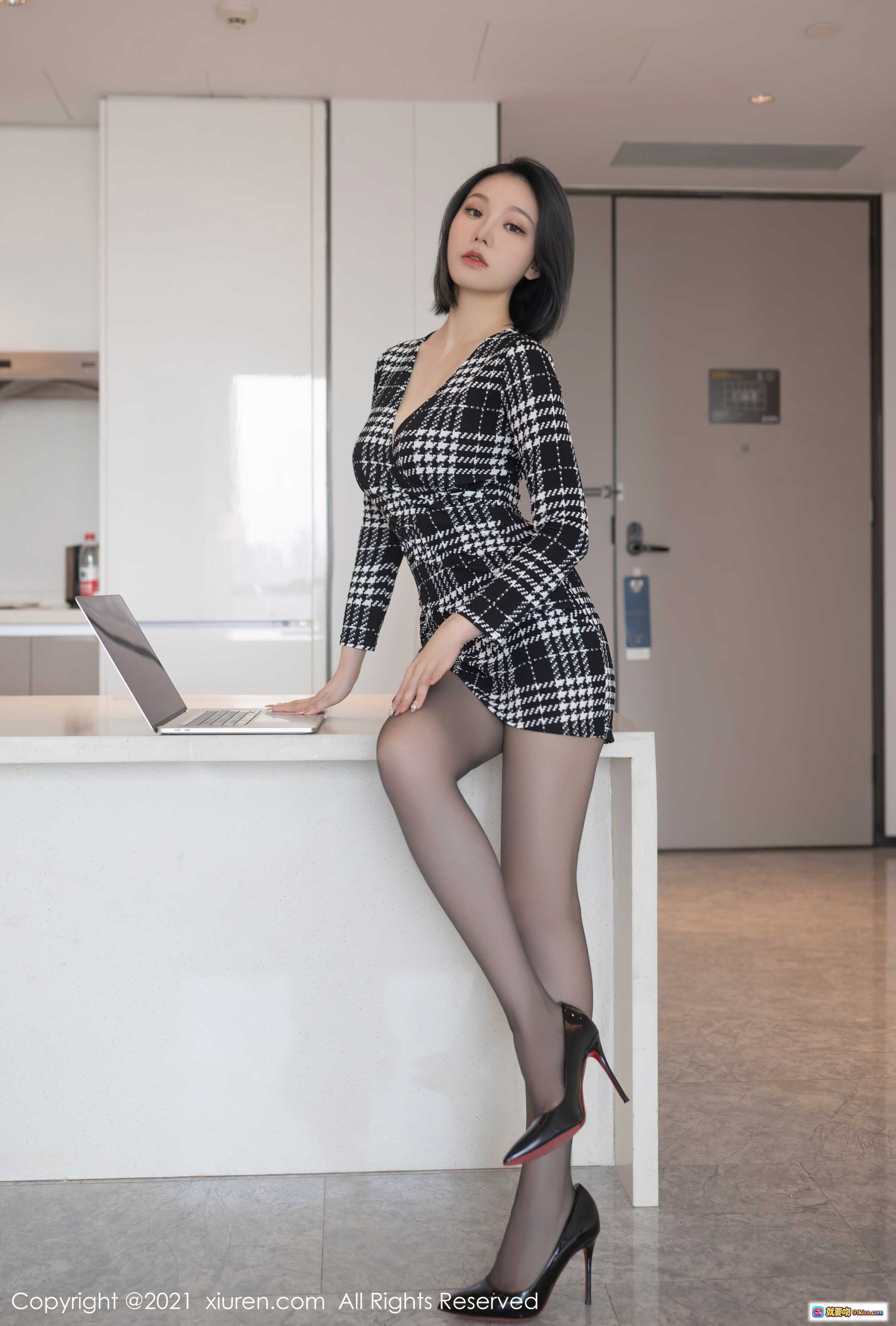 图片[1] - 安然黑白格纹连衣裙黑丝高跟职场写真 | XIUREN秀人网2021.11.09 No.4189 - 就要吻
