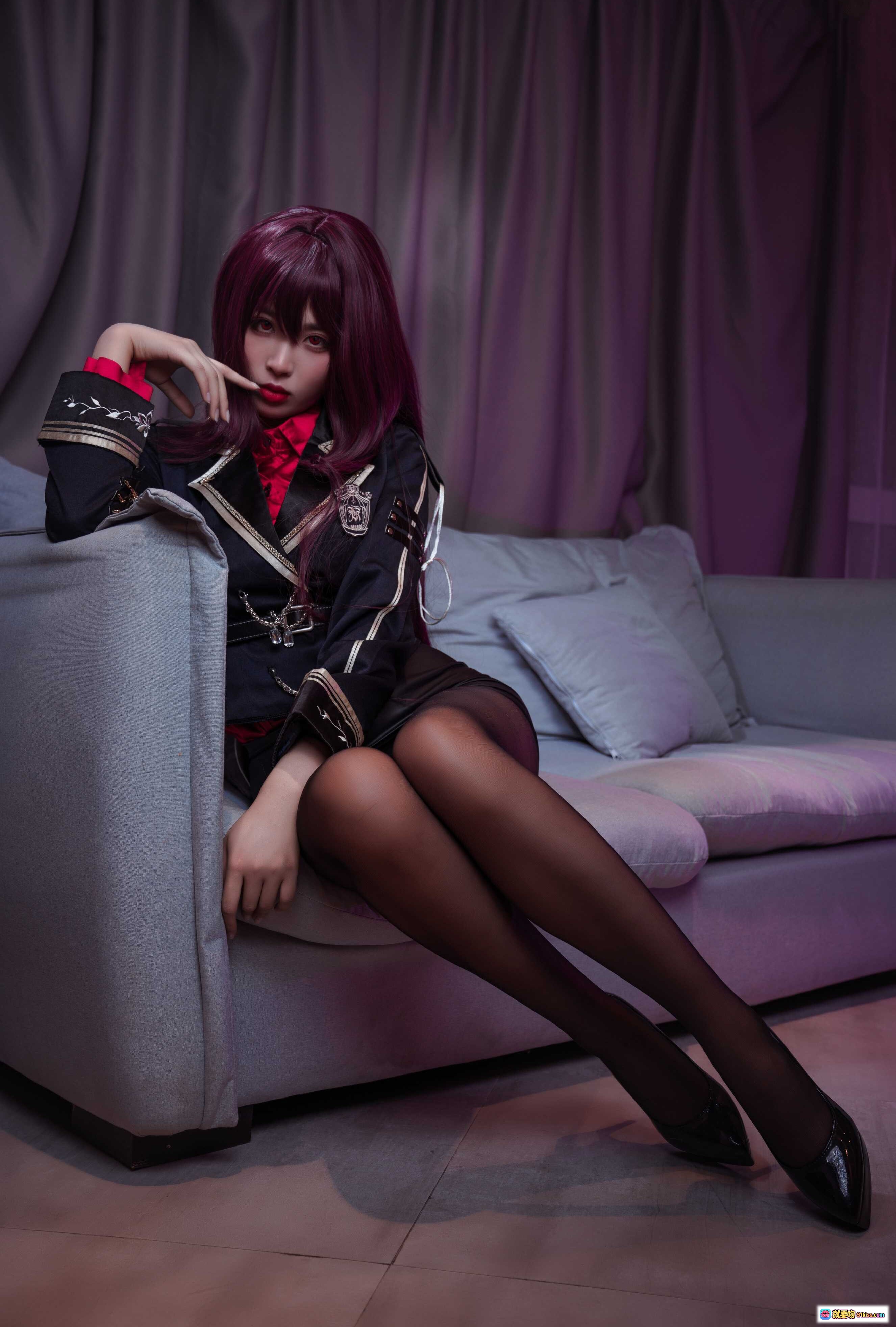 图片[2] - 轩萧学姐NO.016师匠OL写真：红丝绒上衣+黑皮短裙+黑丝美腿，沙发慵懒姿势性感迷人 - 就要吻