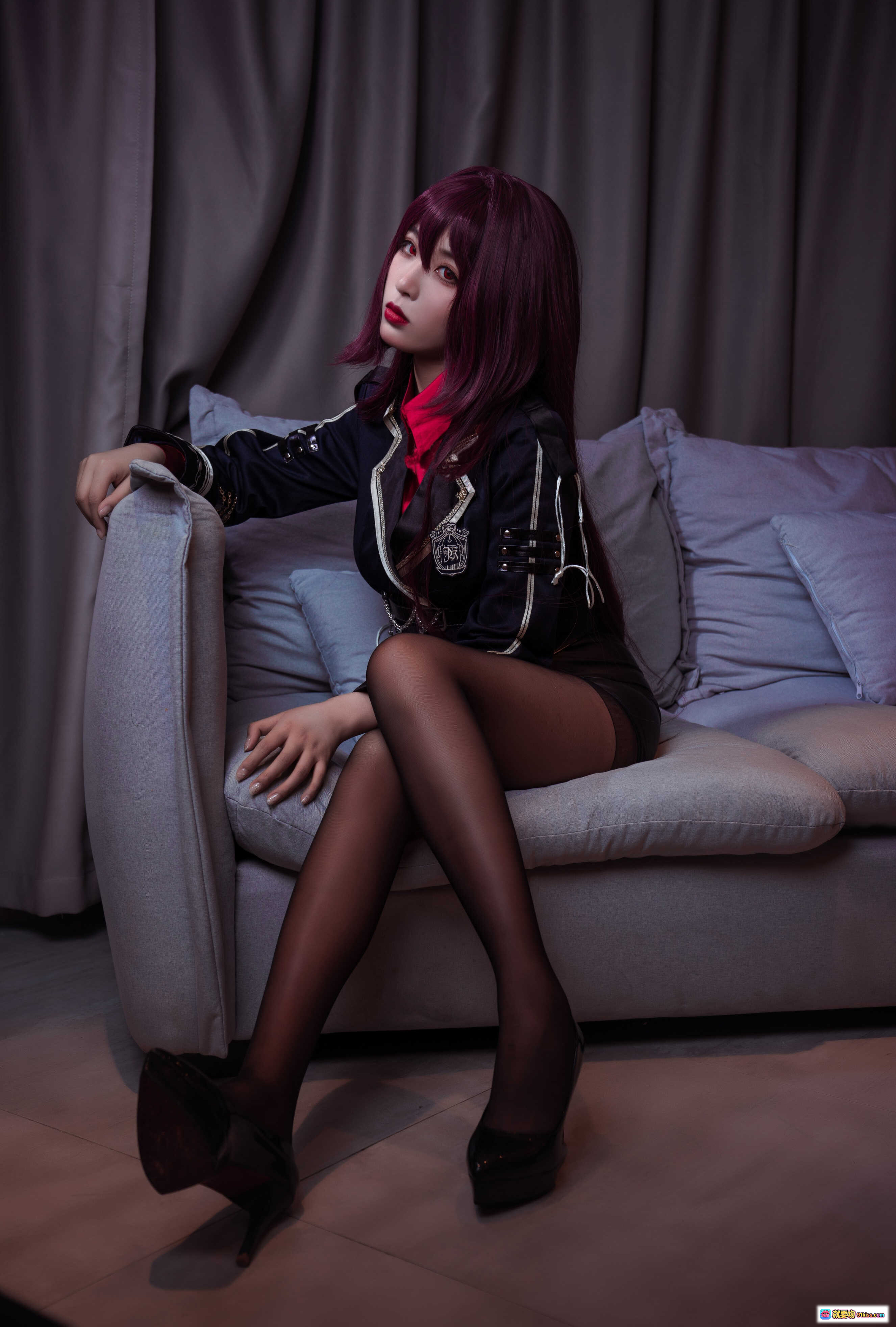 图片[4] - 轩萧学姐NO.016师匠OL写真：红丝绒上衣+黑皮短裙+黑丝美腿，沙发慵懒姿势性感迷人 - 就要吻