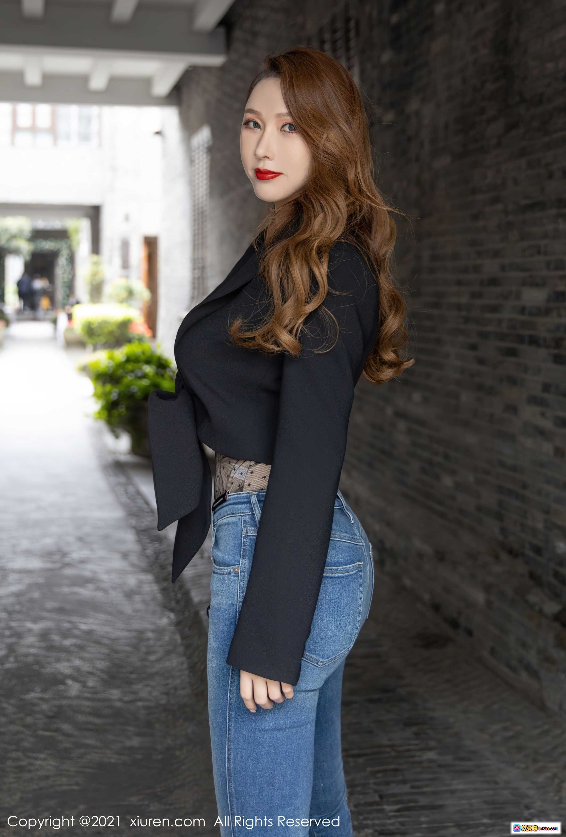 图片[4] - 尤妮丝时尚写真：黑色西装外套系结搭配波点透视内搭+高腰牛仔裤，卷发红唇显瘦造型，都市街头风性感优雅气质美女摄影图集 - 就要吻