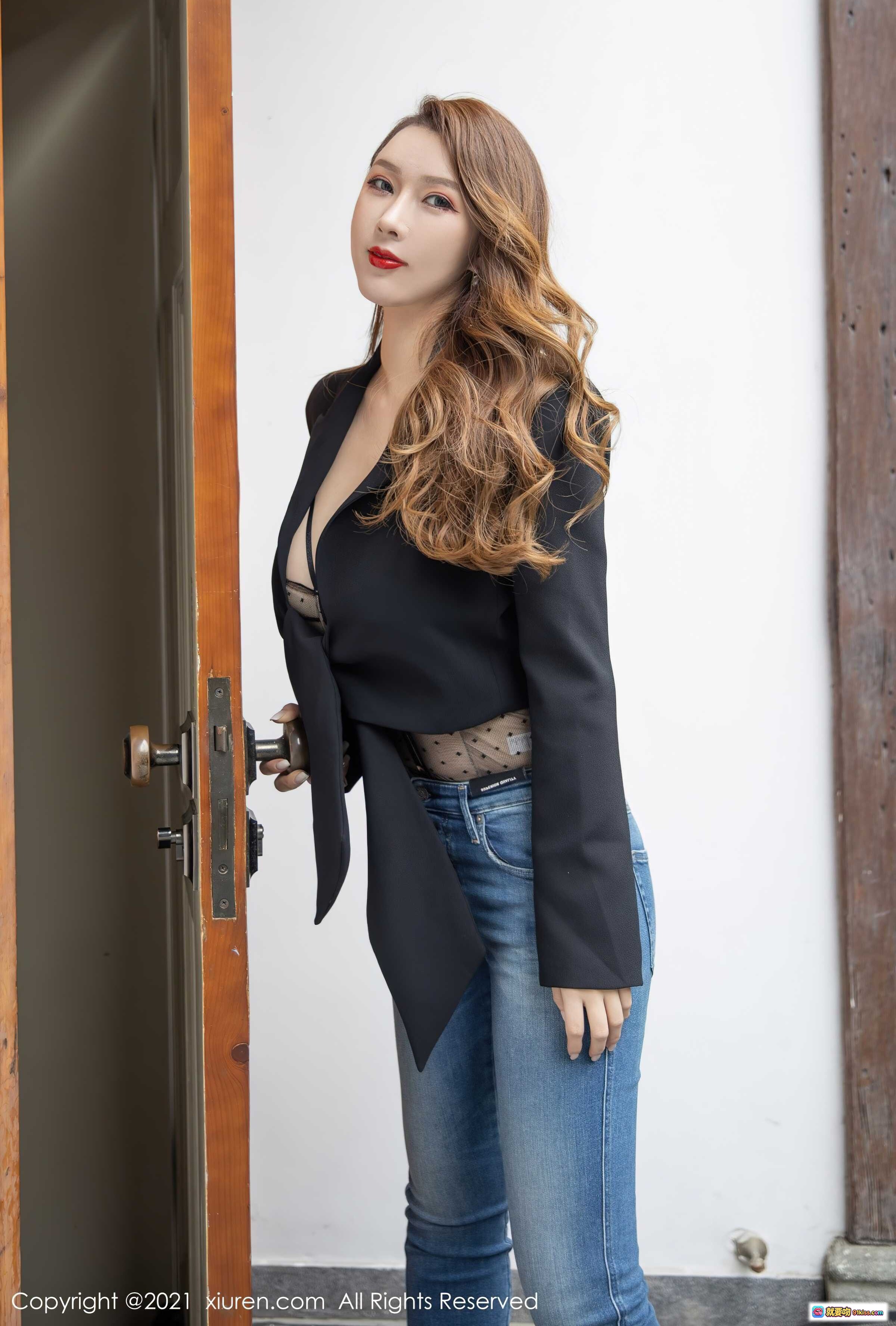 图片[7] - 尤妮丝时尚写真：黑色西装外套系结搭配波点透视内搭+高腰牛仔裤，卷发红唇显瘦造型，都市街头风性感优雅气质美女摄影图集 - 就要吻