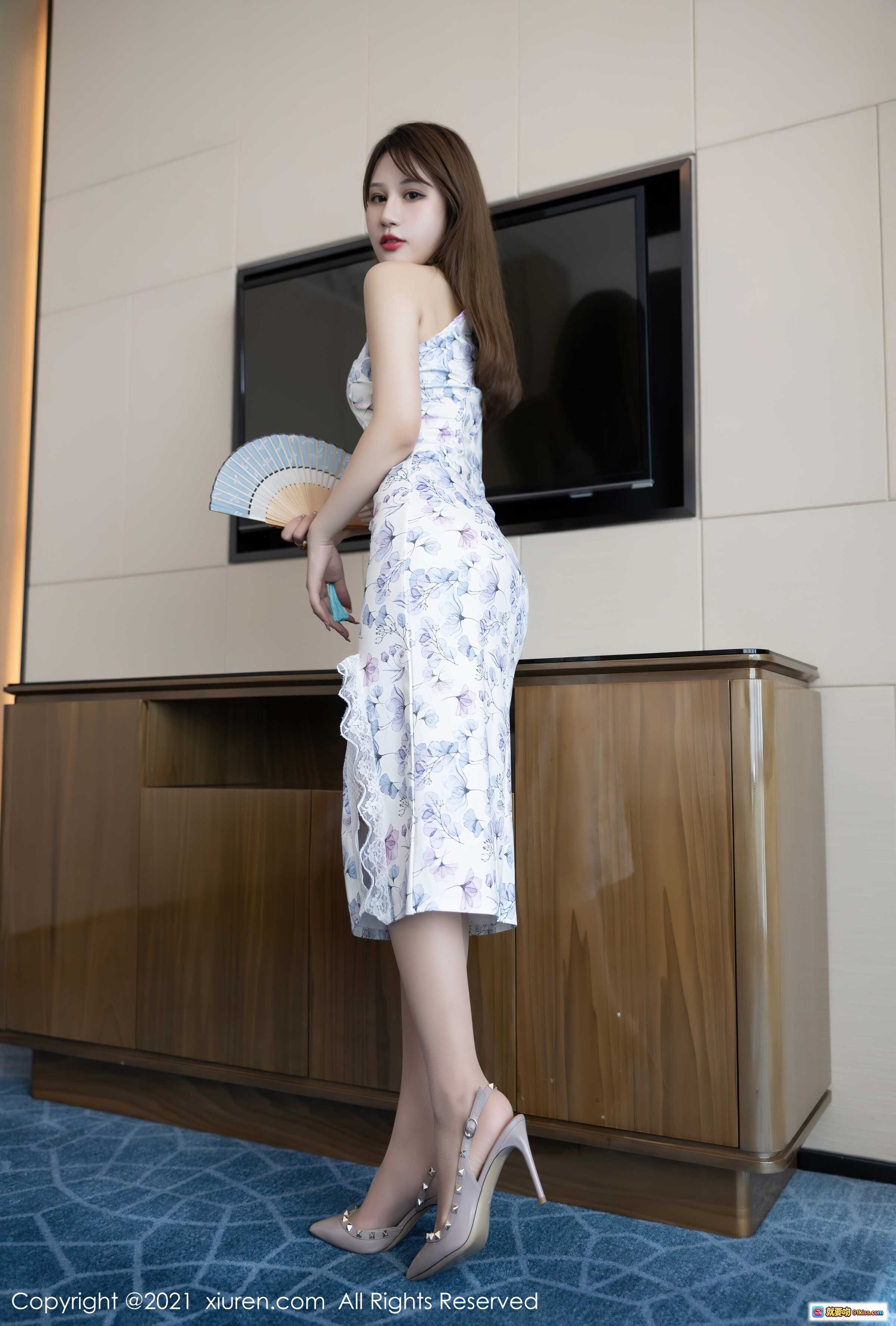 图片[4] - 张欣欣身穿蓝紫花卉旗袍优雅写真 | XIUREN秀人网2021.11.09 No.4188高清美图 - 就要吻