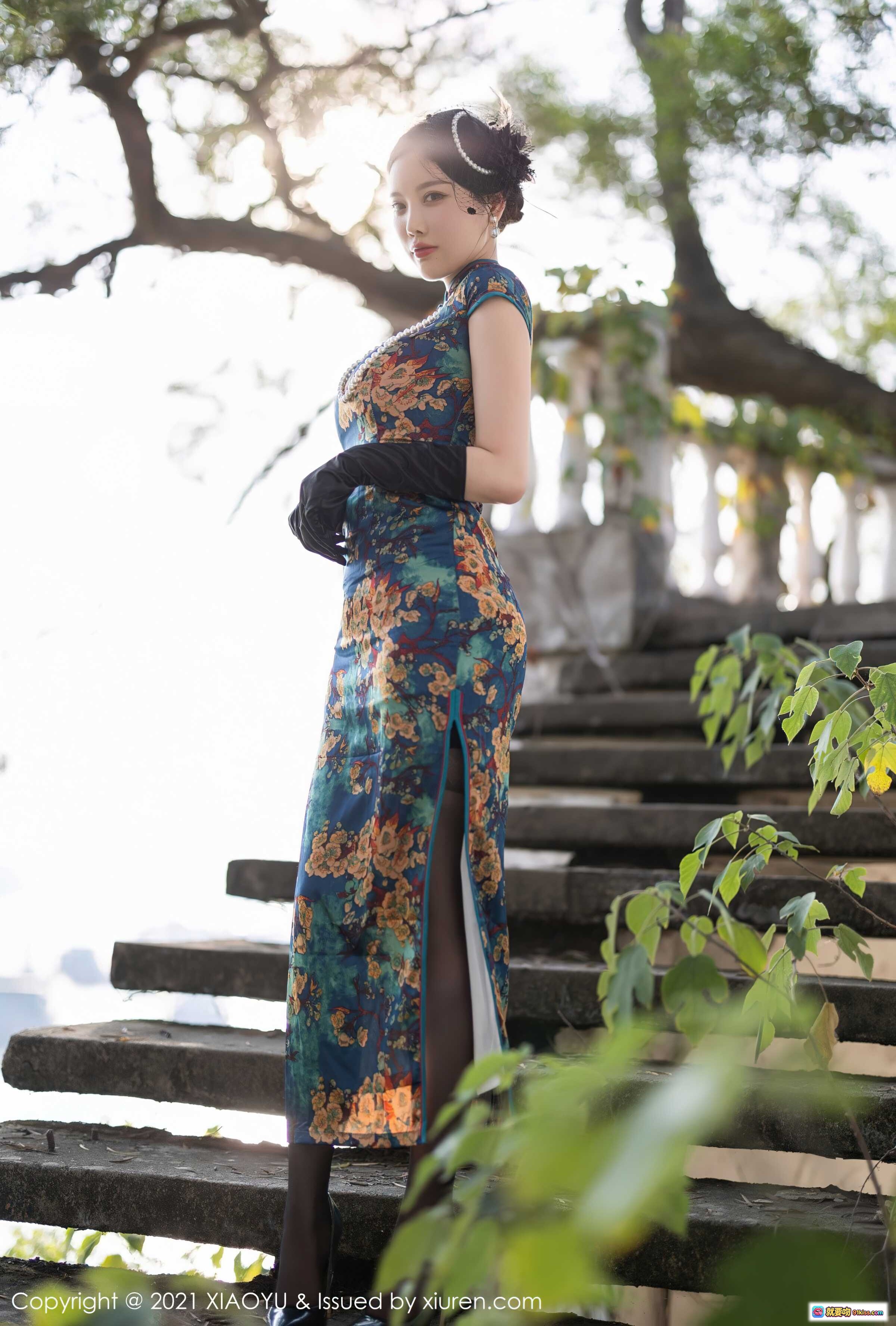 图片[1] - 杨晨晨Yome身着蓝底花卉旗袍高开叉长裙，配黑色手套与发饰，古典优雅户外台阶写真摄影美图 - 就要吻