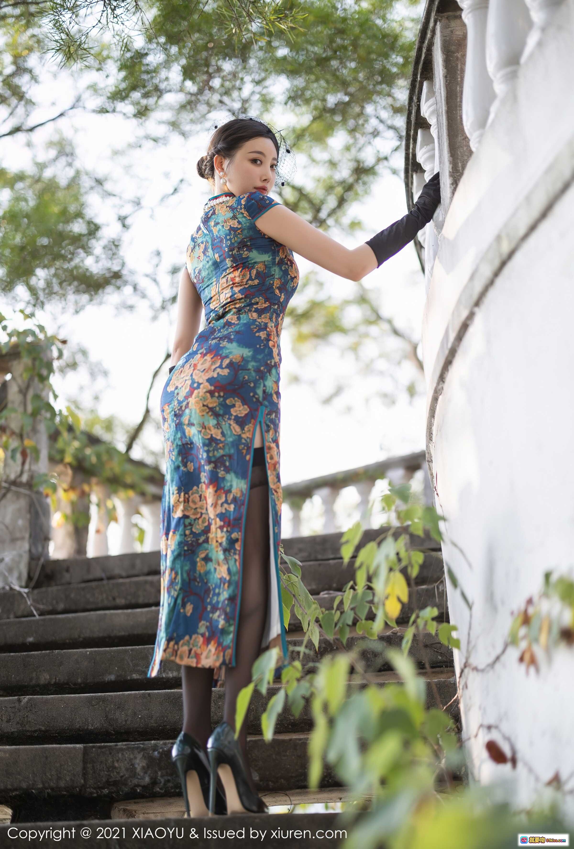 图片[9] - 杨晨晨Yome身着蓝底花卉旗袍高开叉长裙，配黑色手套与发饰，古典优雅户外台阶写真摄影美图 - 就要吻