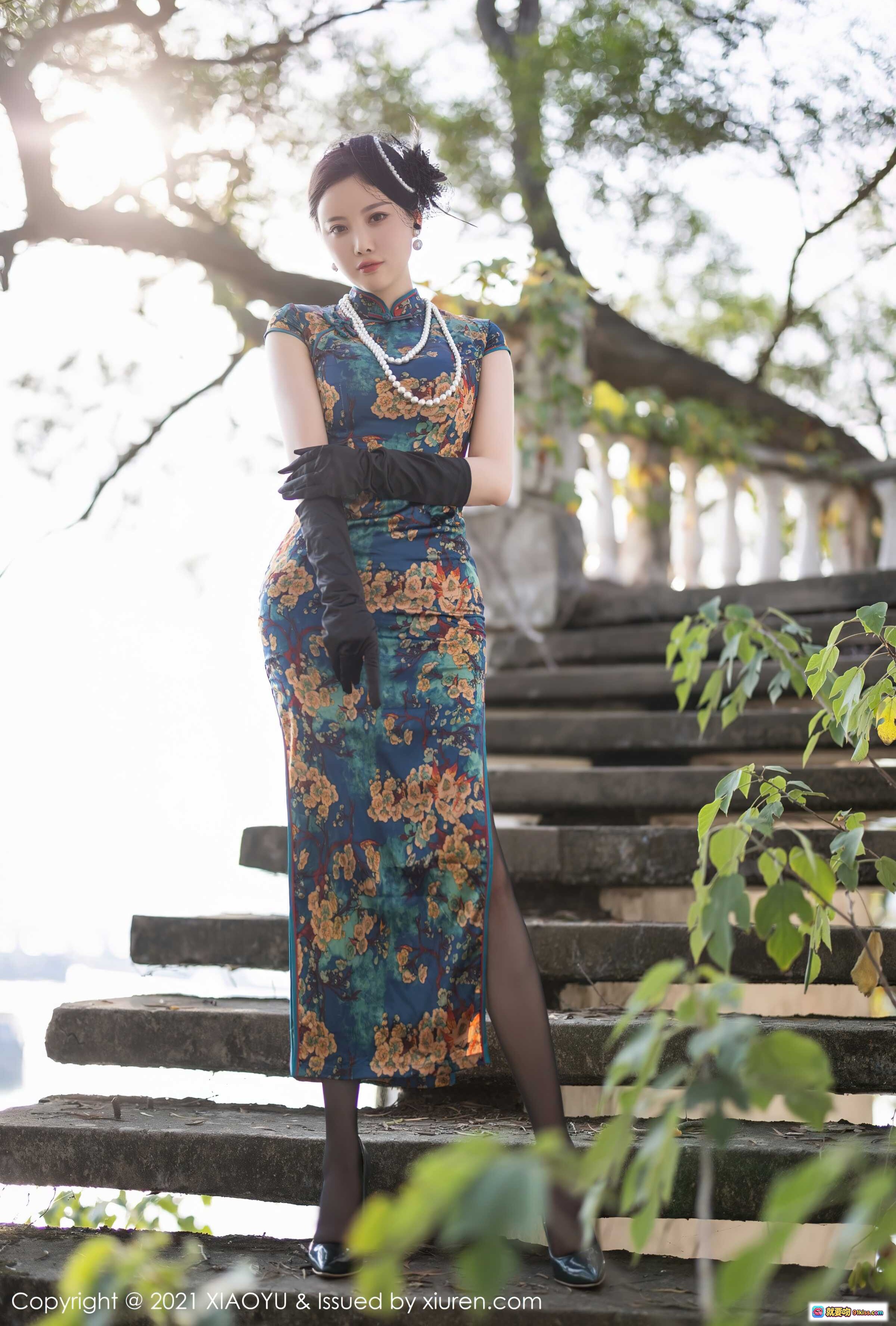 图片[2] - 杨晨晨Yome身着蓝底花卉旗袍高开叉长裙，配黑色手套与发饰，古典优雅户外台阶写真摄影美图 - 就要吻