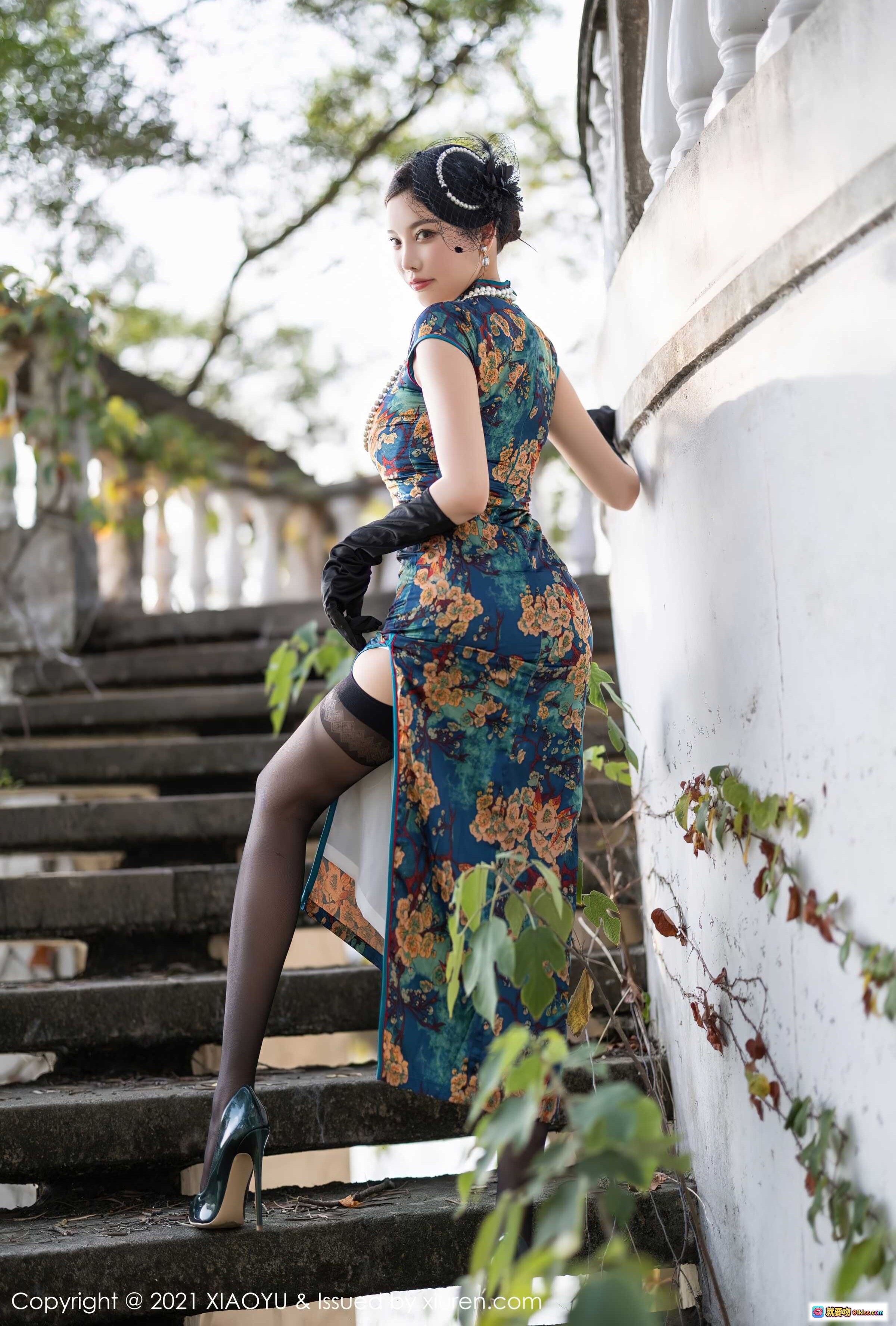 图片[8] - 杨晨晨Yome身着蓝底花卉旗袍高开叉长裙，配黑色手套与发饰，古典优雅户外台阶写真摄影美图 - 就要吻
