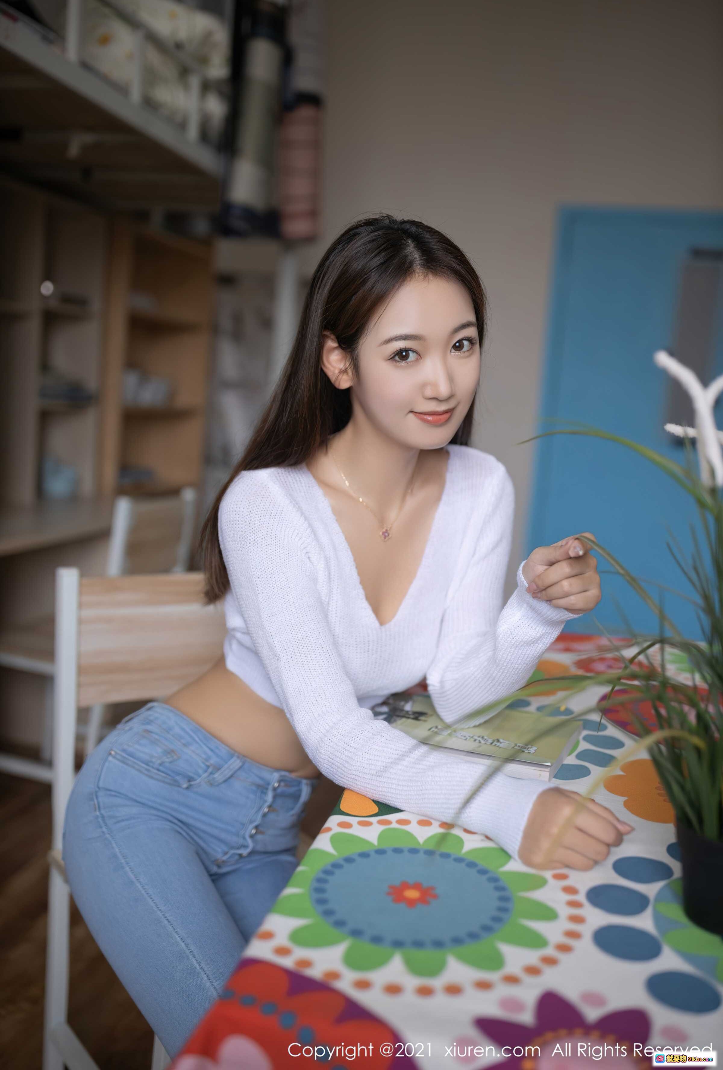 图片[9] - 唐安琪清新居家写真｜白色针织短上衣+浅蓝高腰牛仔裤｜温柔微笑持书摆拍｜秀人网2021精选人像摄影 - 就要吻
