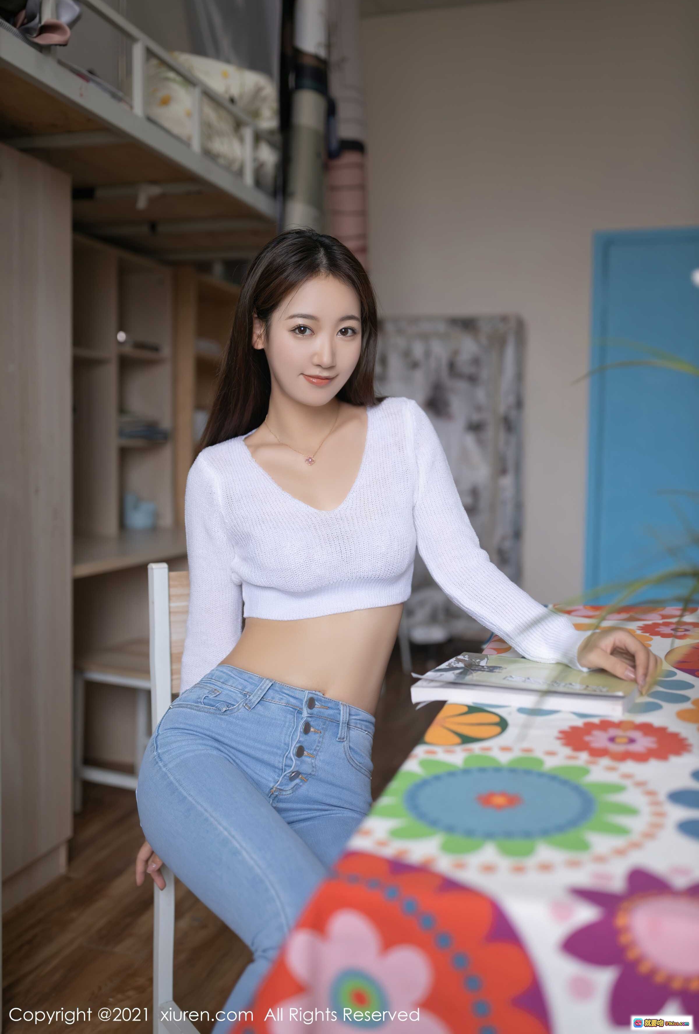 图片[10] - 唐安琪清新居家写真｜白色针织短上衣+浅蓝高腰牛仔裤｜温柔微笑持书摆拍｜秀人网2021精选人像摄影 - 就要吻