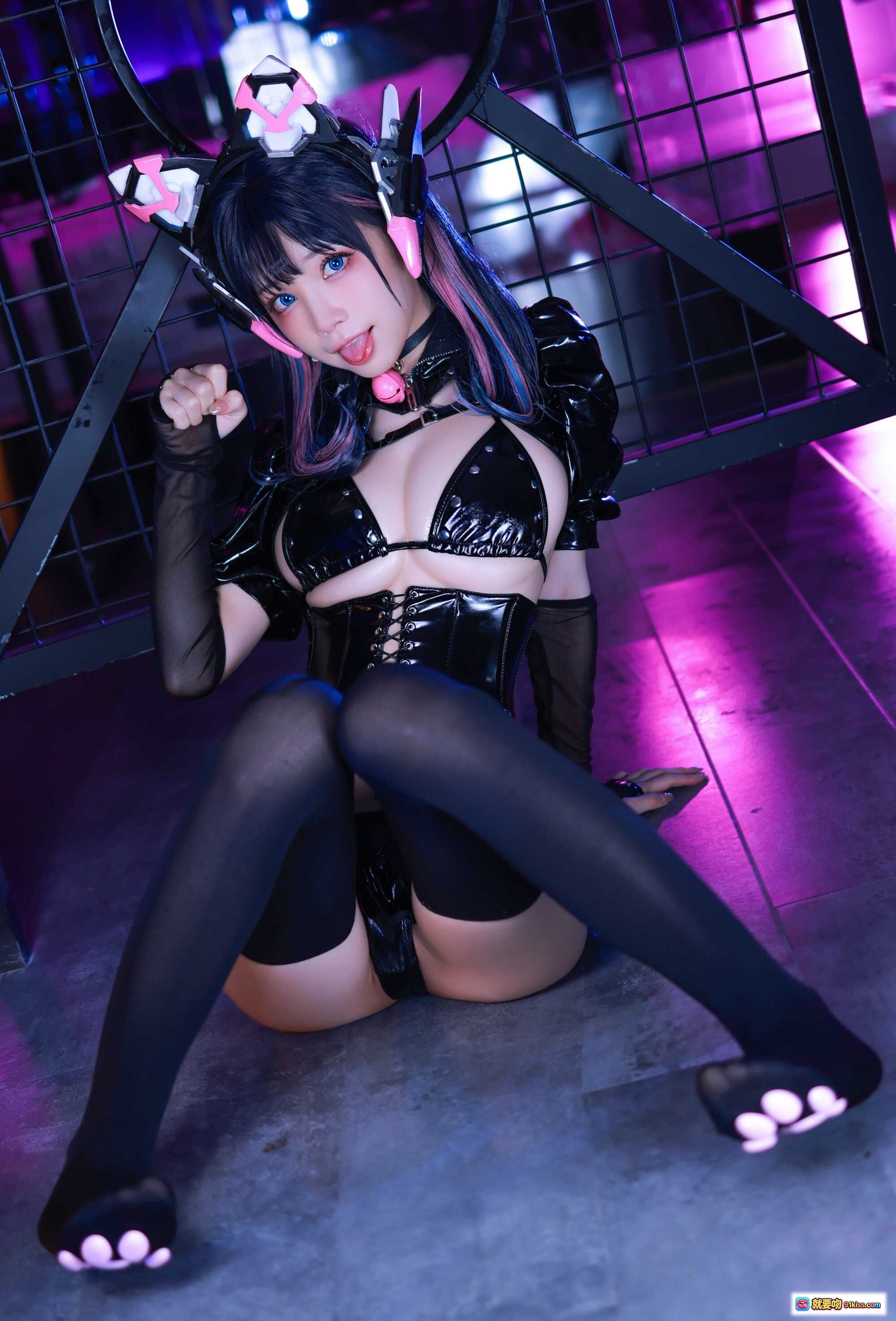 图片[9] - 水淼aqua NO.095 猫咪女郎粉红猫猫 cosplay 黑色皮质紧身衣 猫耳头饰 性感写真 紫光背景 65P高清图集 - 就要吻