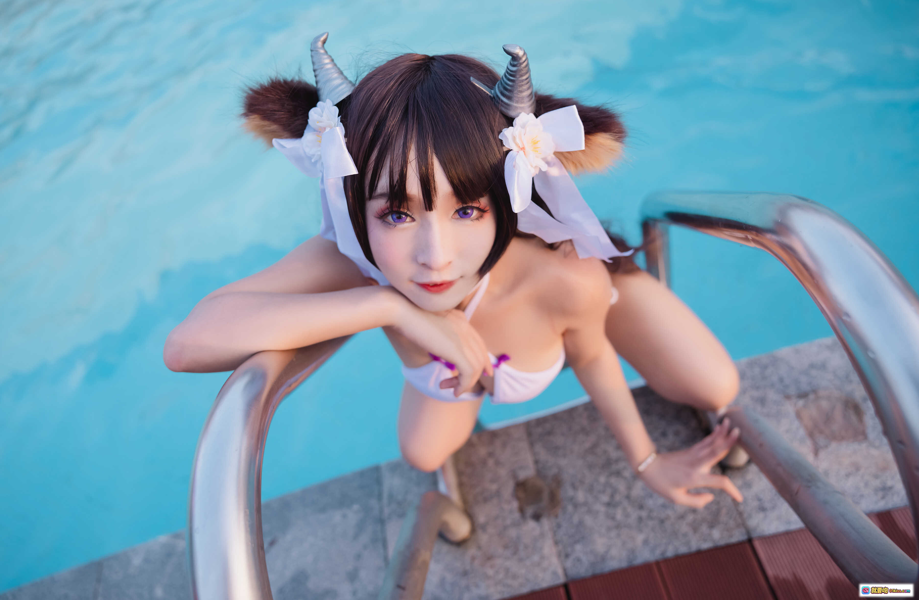 图片[1] - 九九八XY牛牛吖泳池写真｜可爱牛角发饰比基尼少女｜清新夏日泳装COS美图 - 就要吻