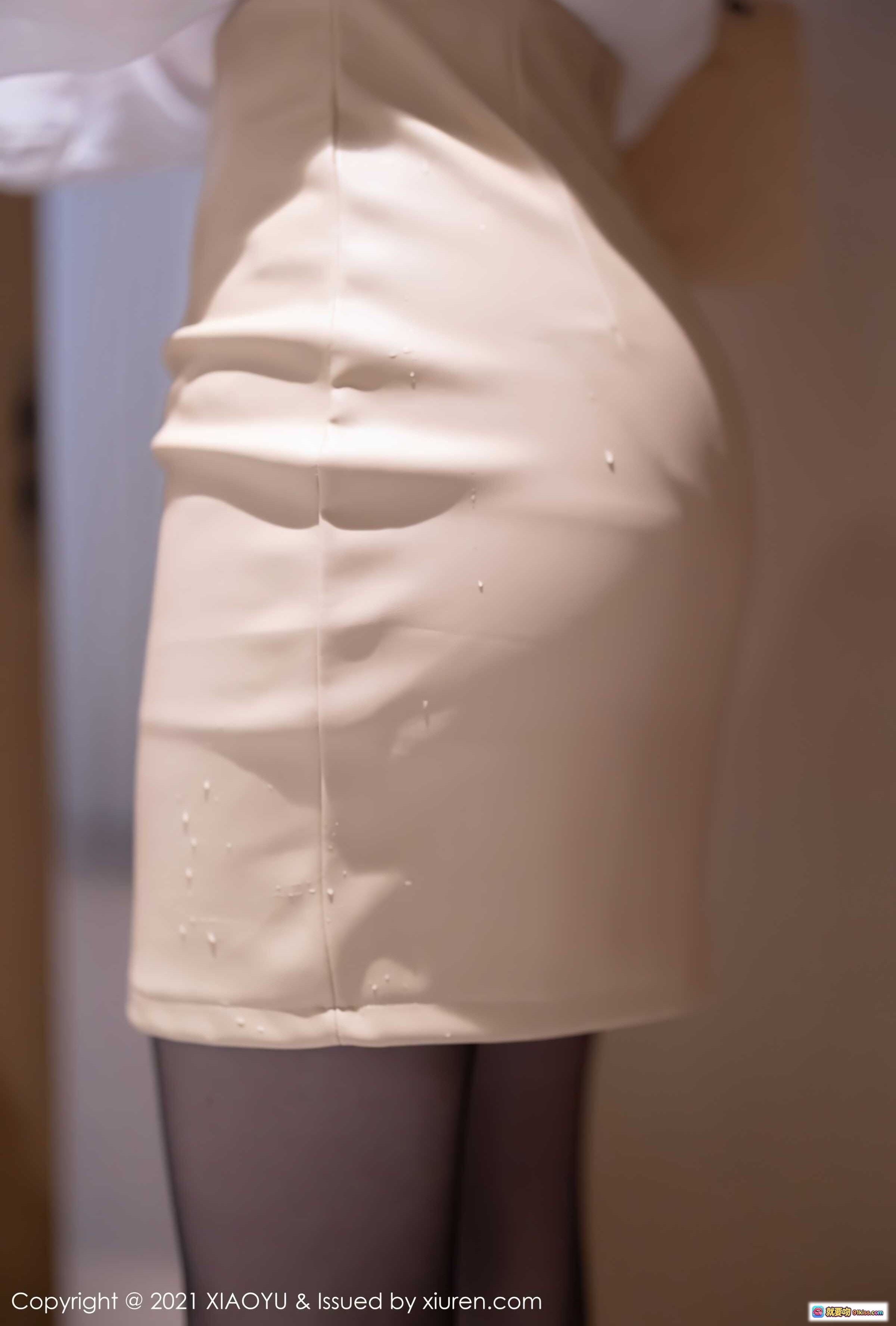 图片[10] - 芝芝Booty优雅通勤风：白衬衫+米色包臀裙+黑丝高跟+红色雨伞，XIAOYU Vol.625时尚写真 - 就要吻