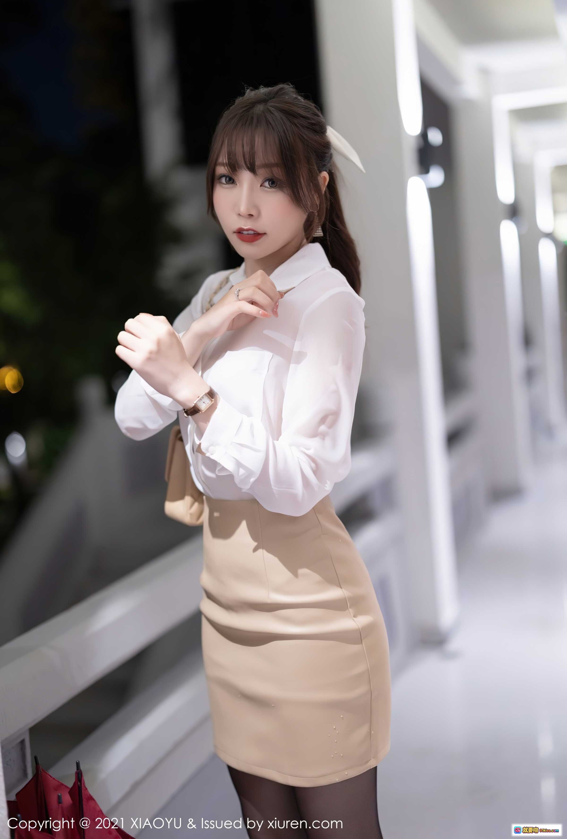 图片[7] - 芝芝Booty优雅通勤风：白衬衫+米色包臀裙+黑丝高跟+红色雨伞，XIAOYU Vol.625时尚写真 - 就要吻