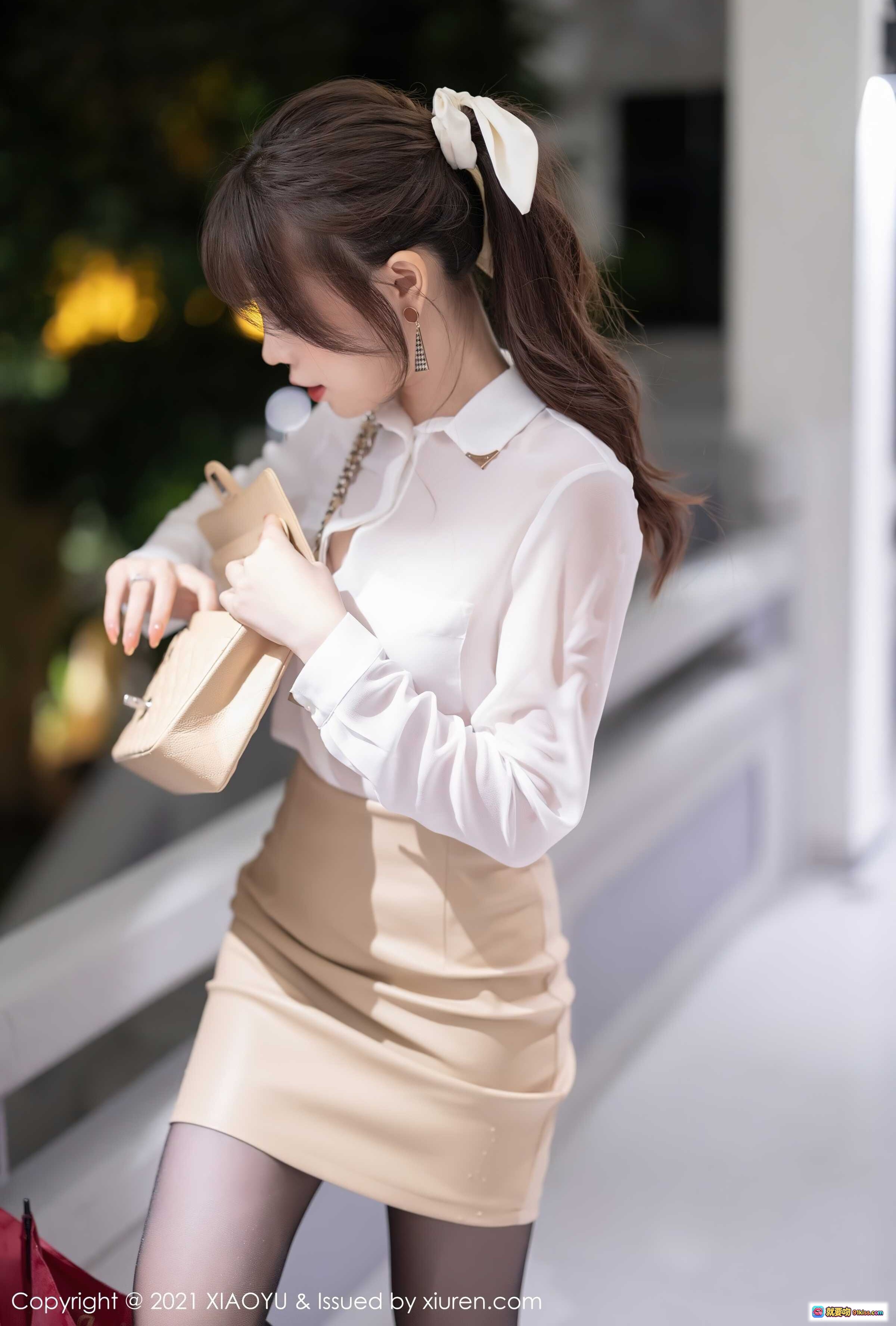 图片[5] - 芝芝Booty优雅通勤风：白衬衫+米色包臀裙+黑丝高跟+红色雨伞，XIAOYU Vol.625时尚写真 - 就要吻