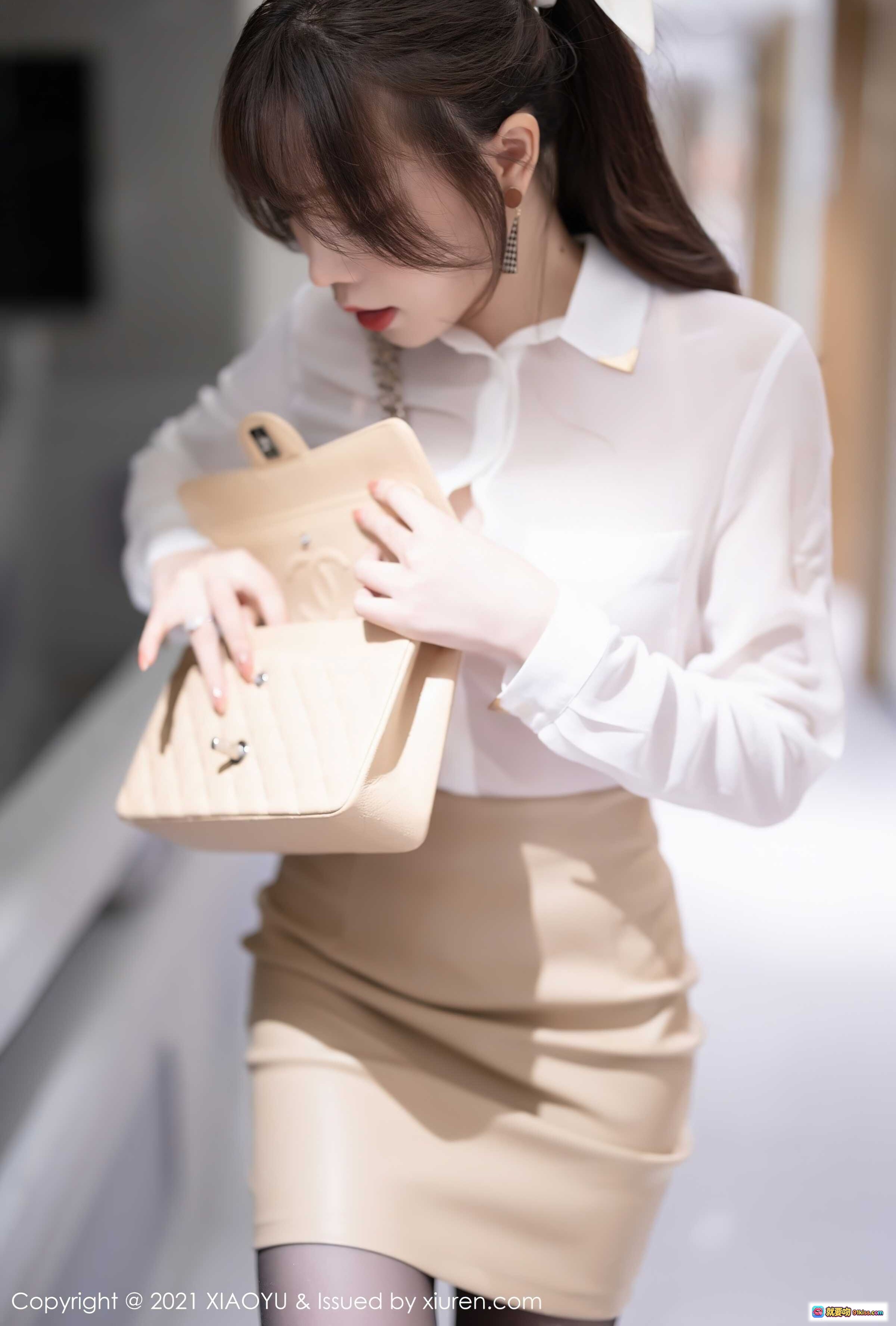 图片[3] - 芝芝Booty优雅通勤风：白衬衫+米色包臀裙+黑丝高跟+红色雨伞，XIAOYU Vol.625时尚写真 - 就要吻