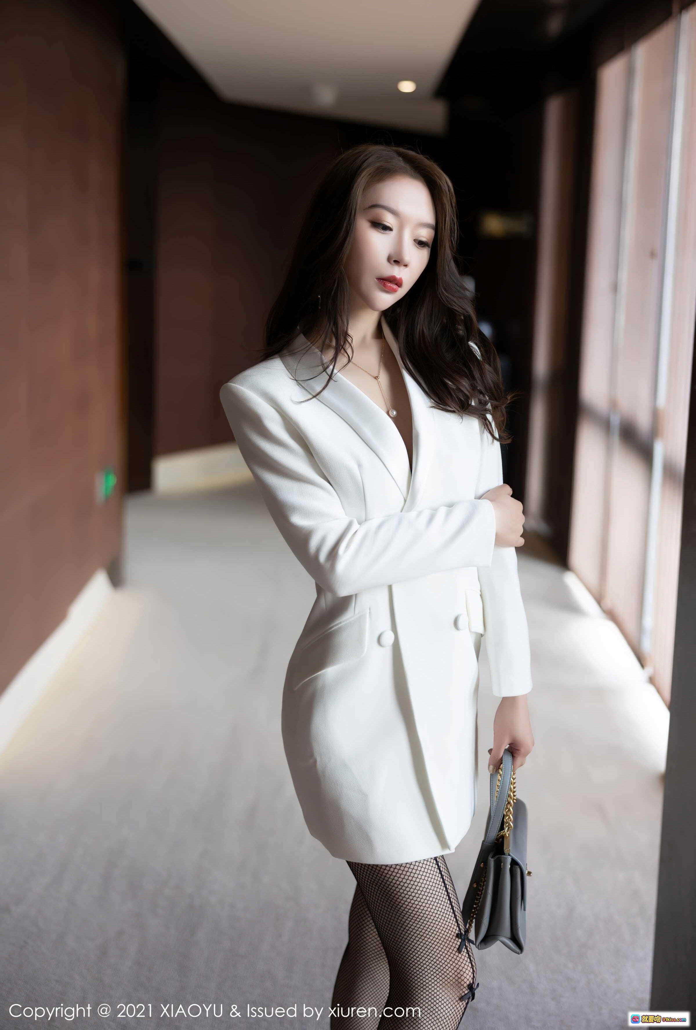 图片[4] - 梦心月白色西装裙搭配黑色蕾丝渔网袜高跟鞋优雅走廊写真 – XIAOYU Vol.646 2021.11.03 - 就要吻