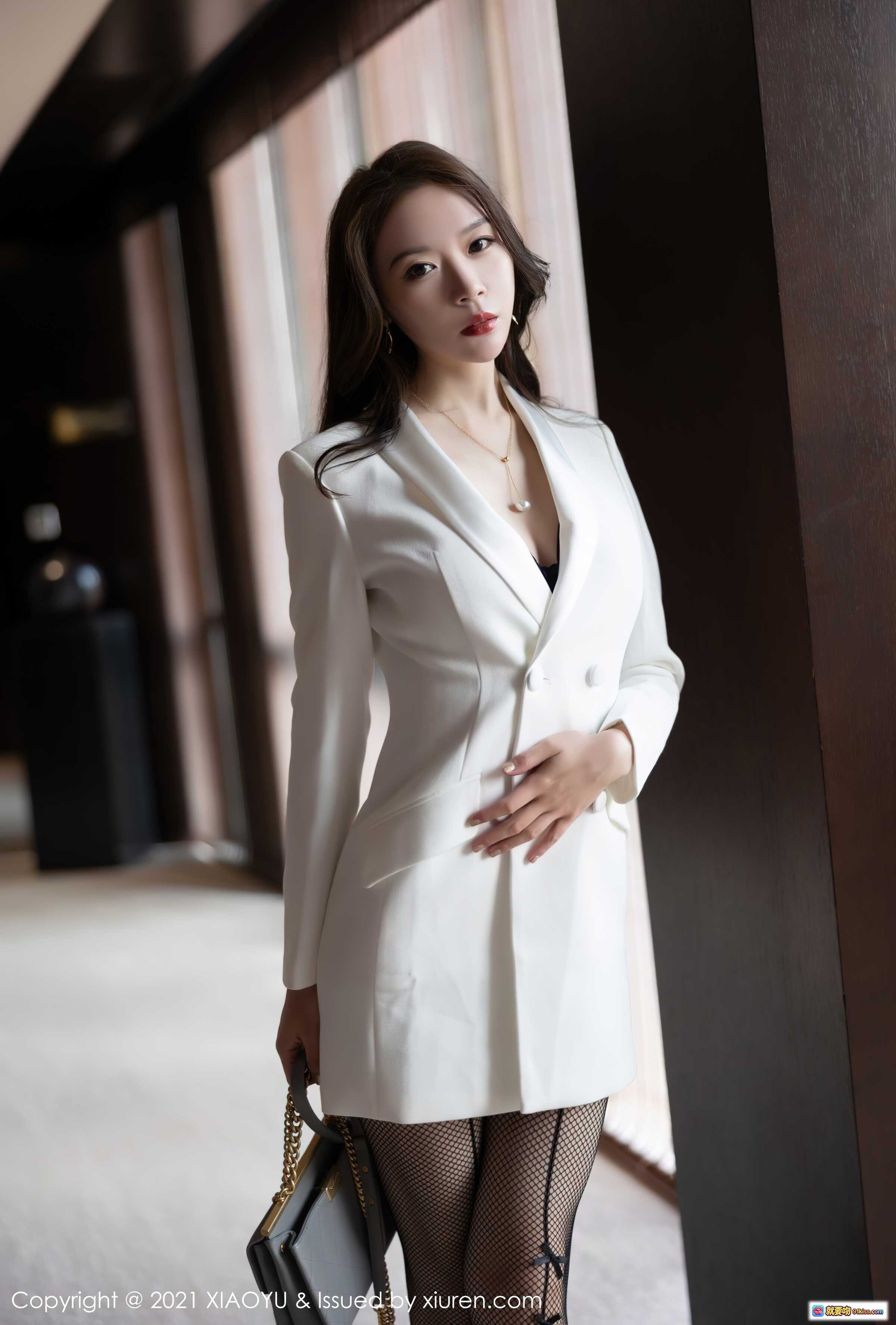 图片[2] - 梦心月白色西装裙搭配黑色蕾丝渔网袜高跟鞋优雅走廊写真 – XIAOYU Vol.646 2021.11.03 - 就要吻